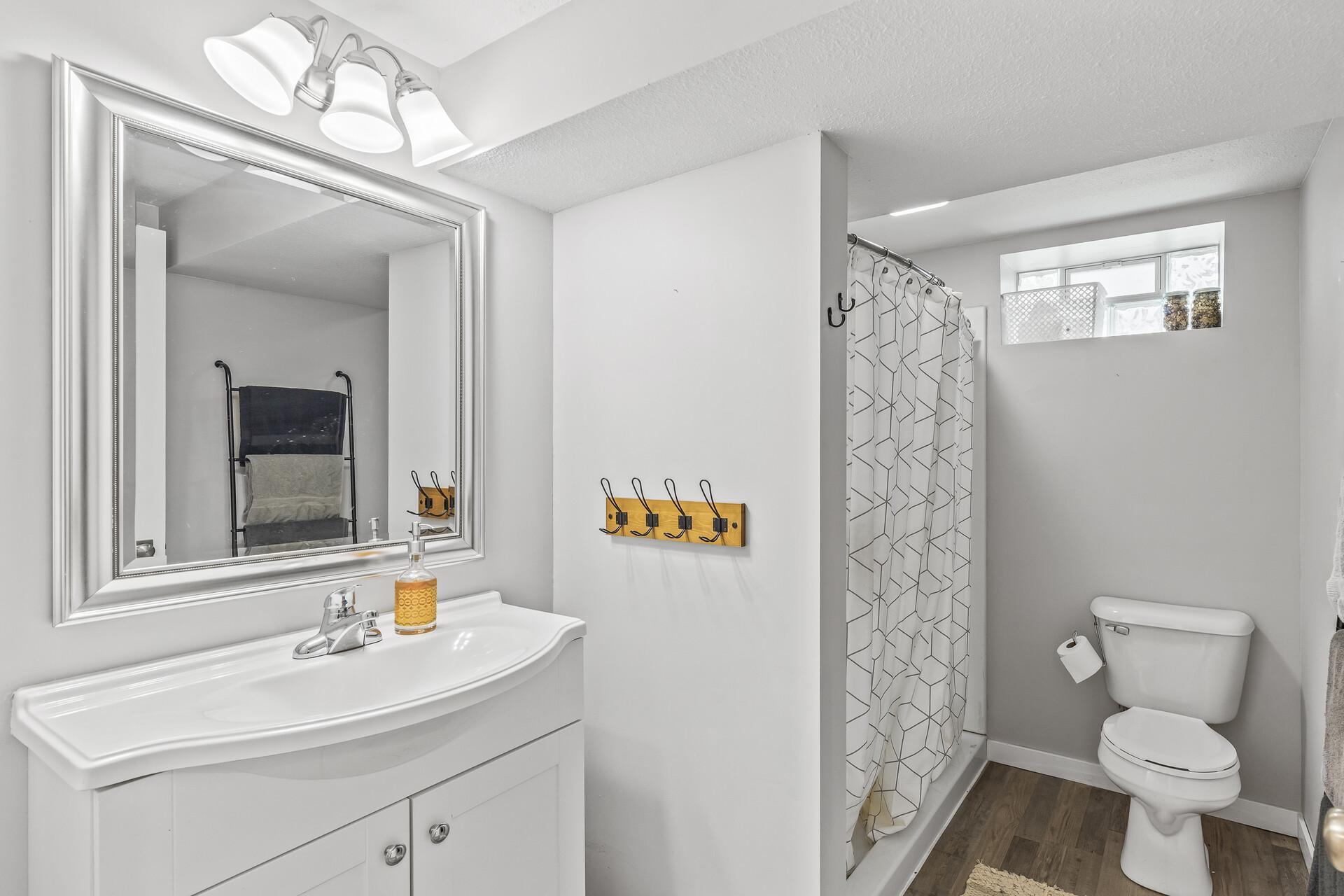 708 Hickory Street W