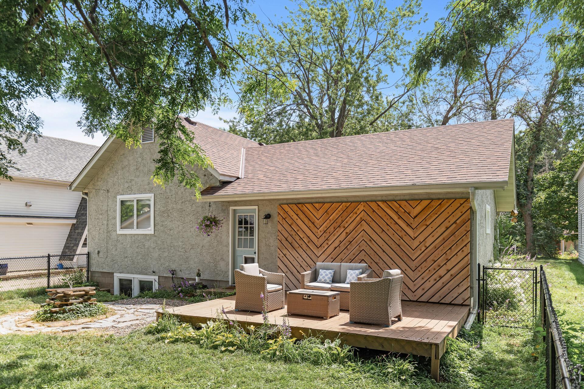 708 Hickory Street W