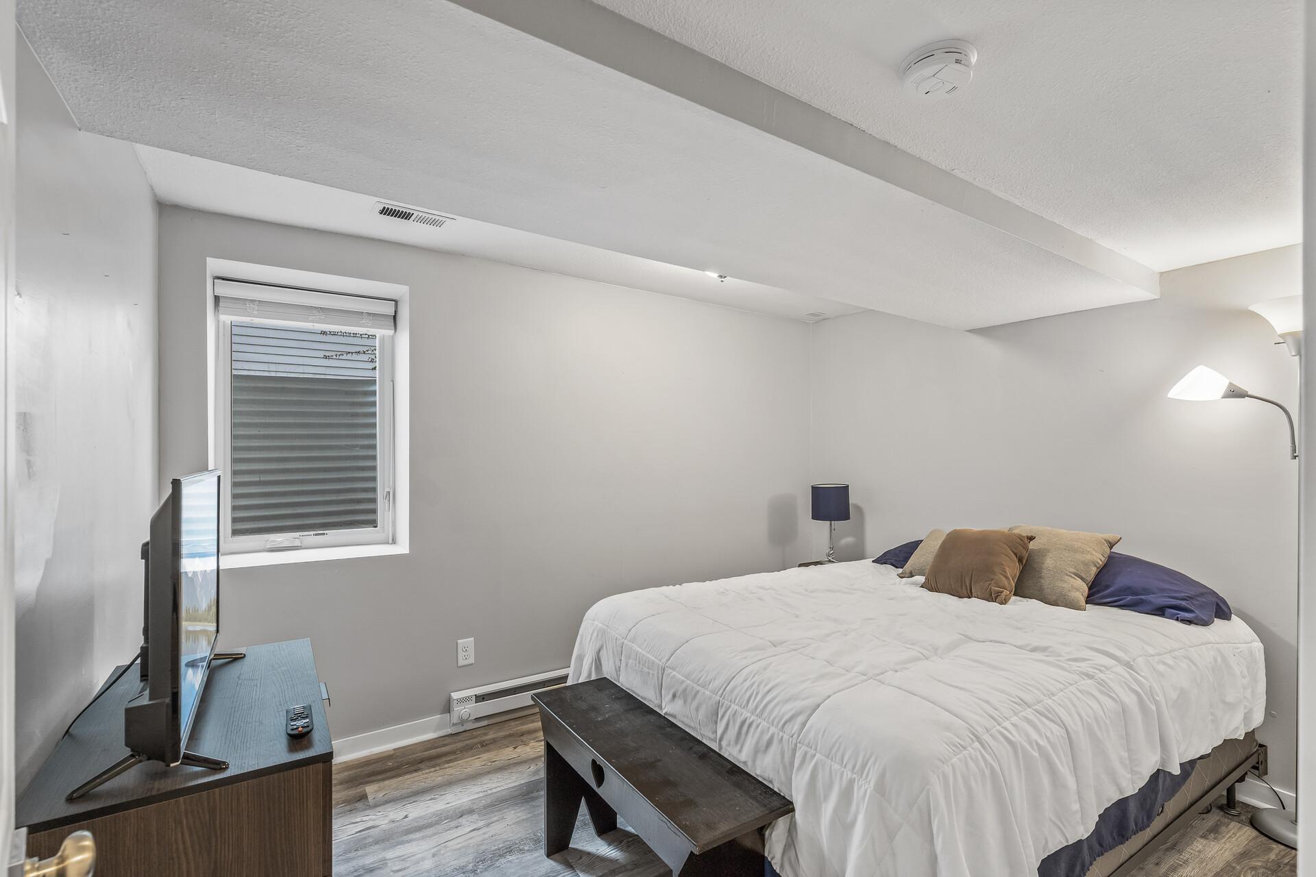 708 Hickory Street W