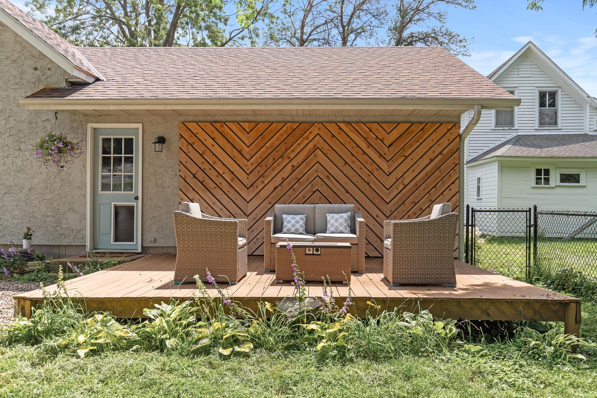 708 Hickory Street W