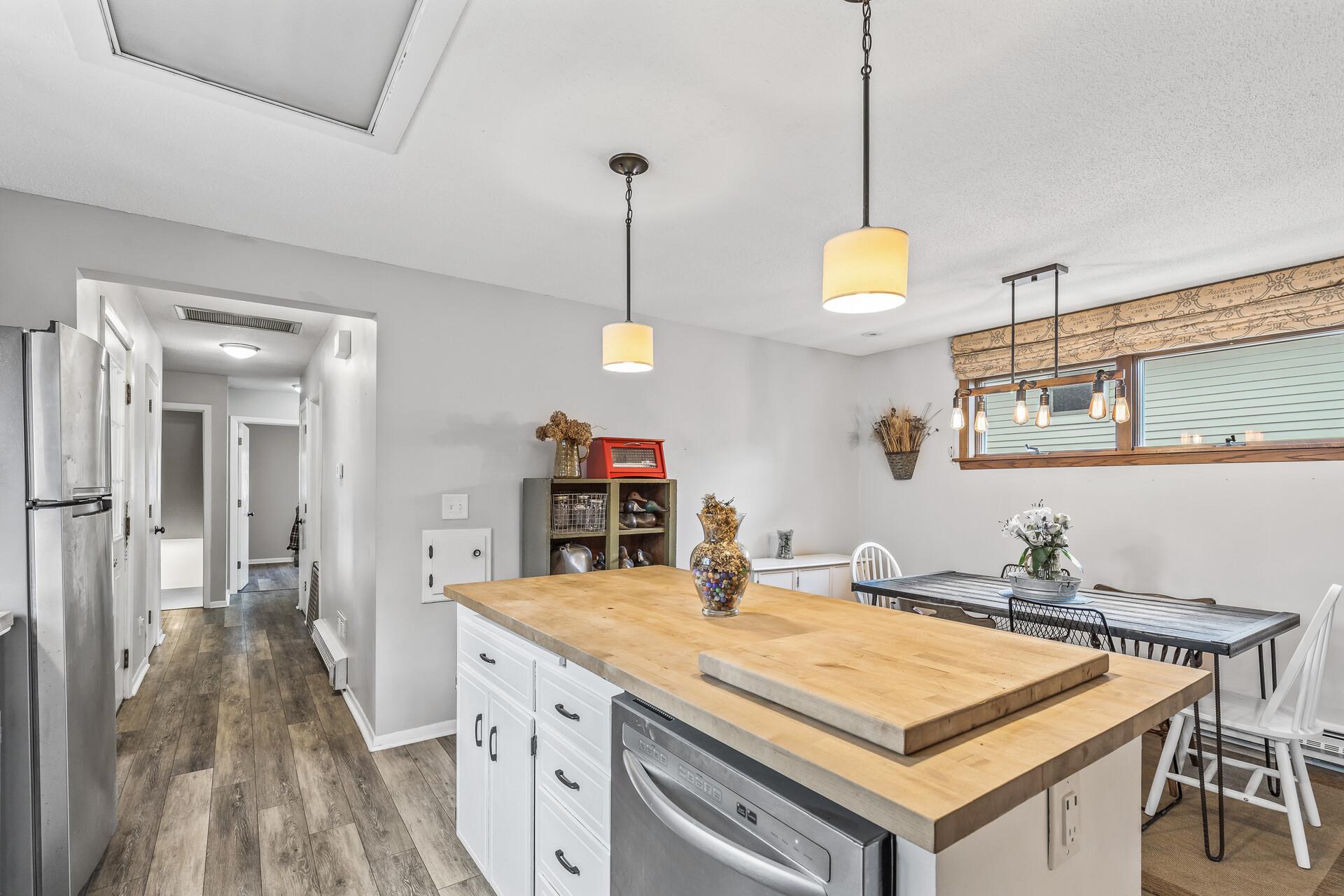 708 Hickory Street W