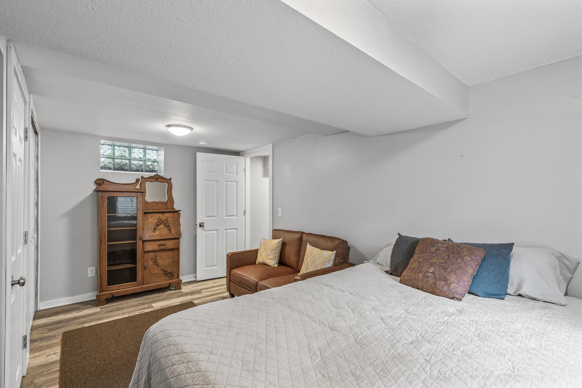708 Hickory Street W
