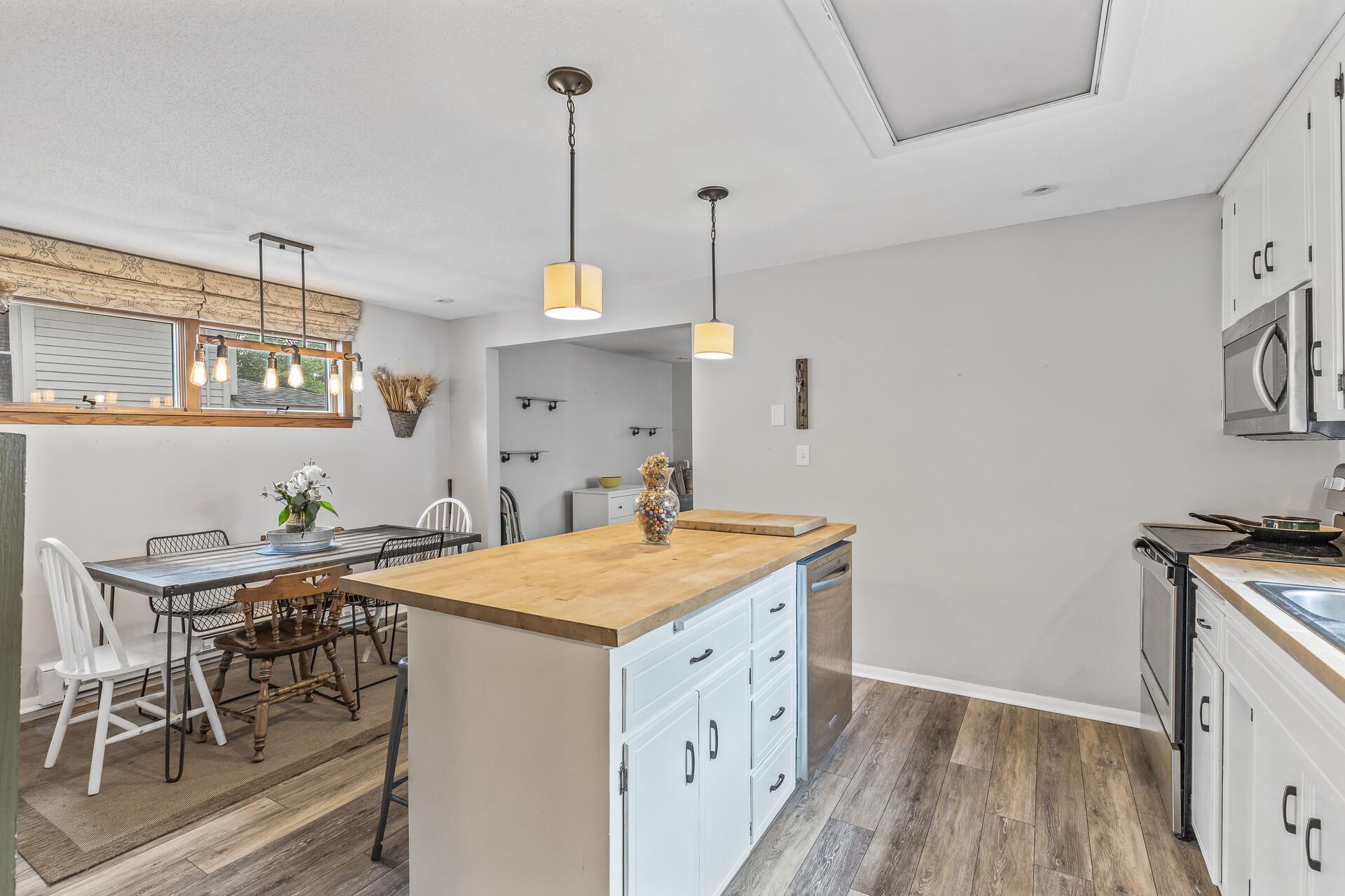 708 Hickory Street W