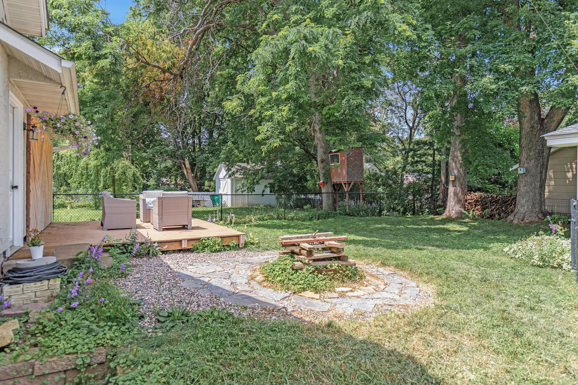 708 Hickory Street W
