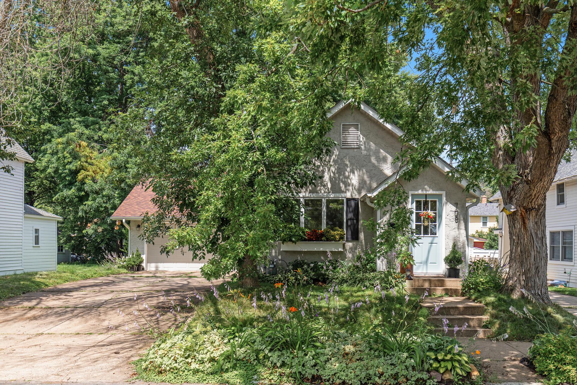 708 Hickory Street W