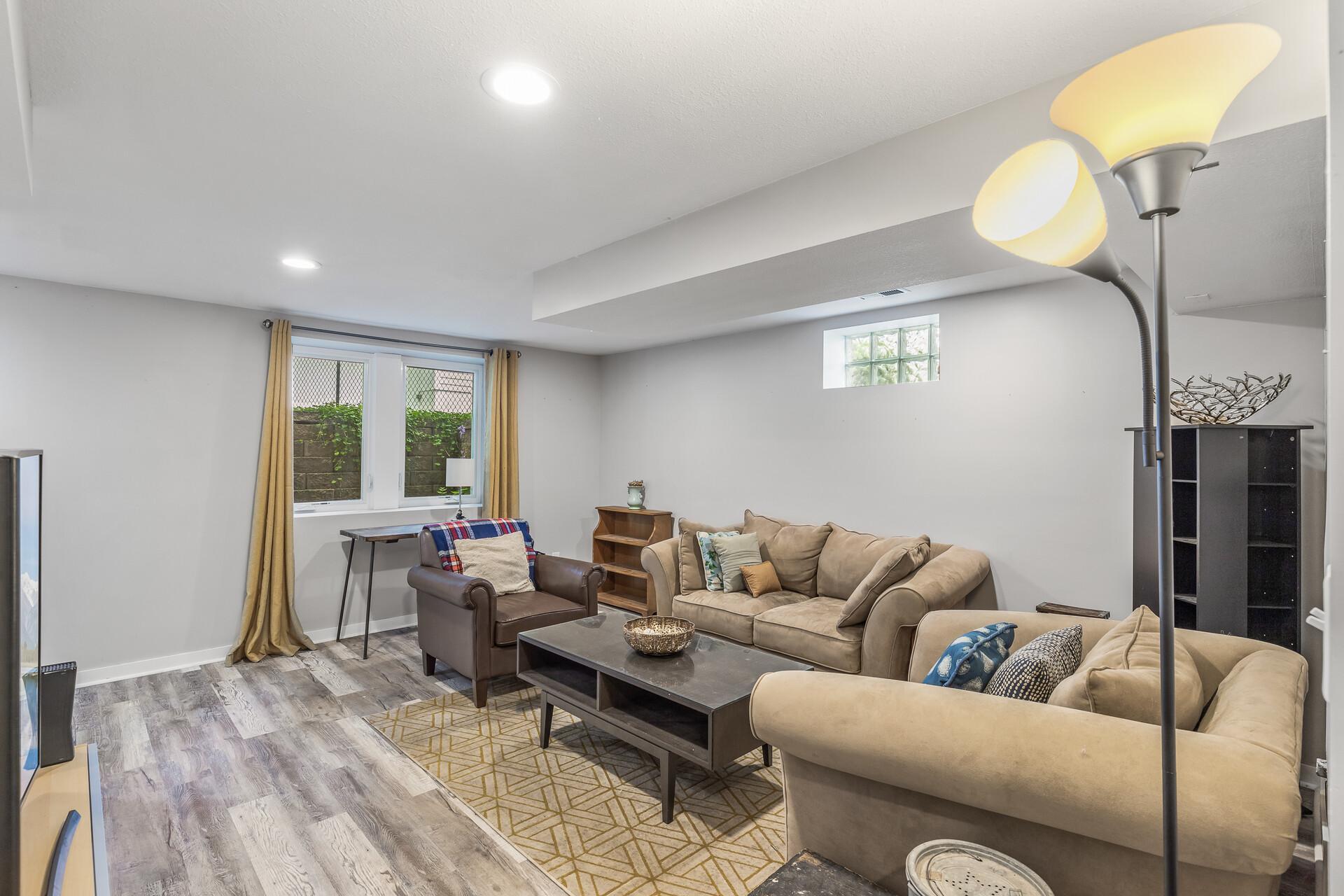 708 Hickory Street W