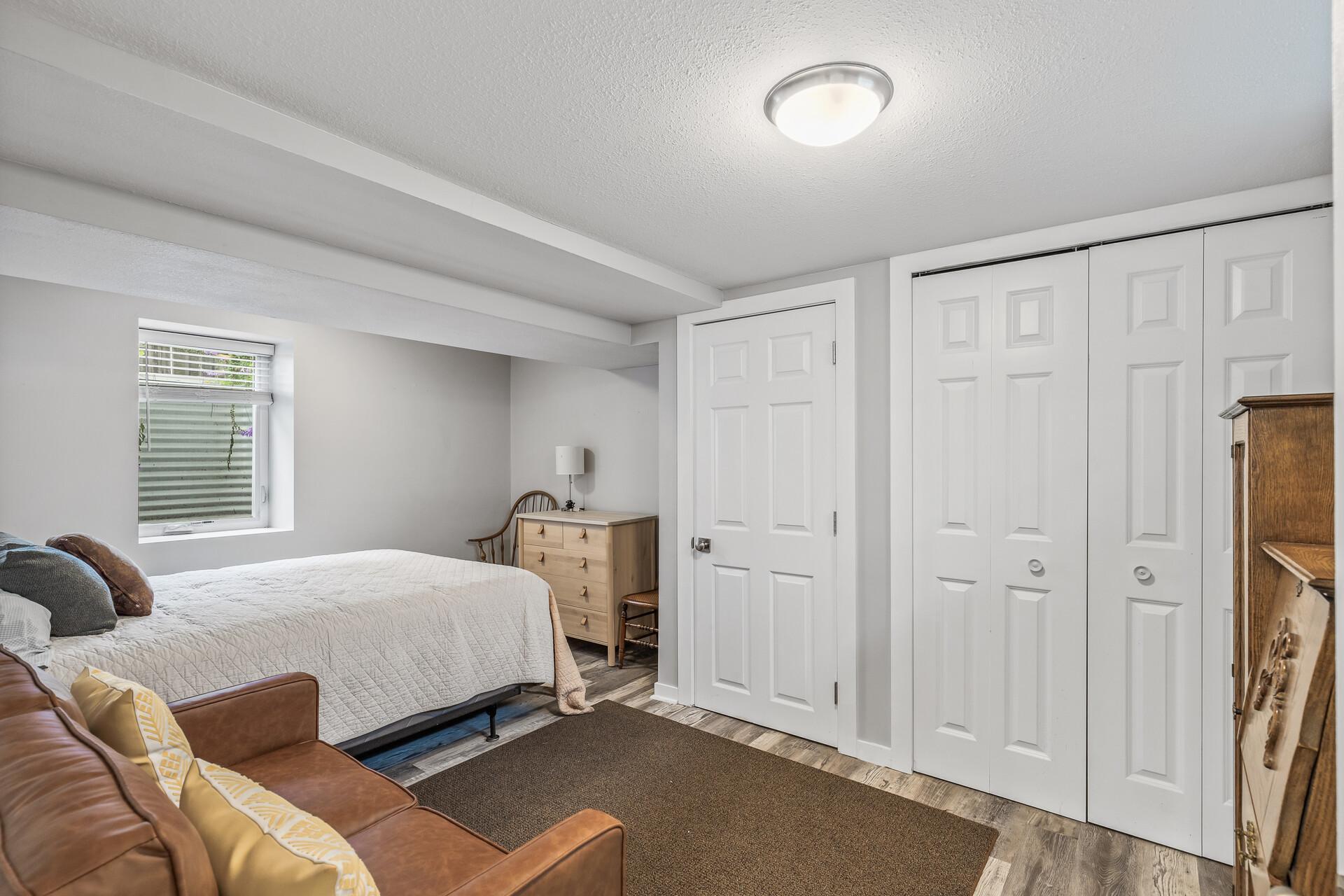 708 Hickory Street W
