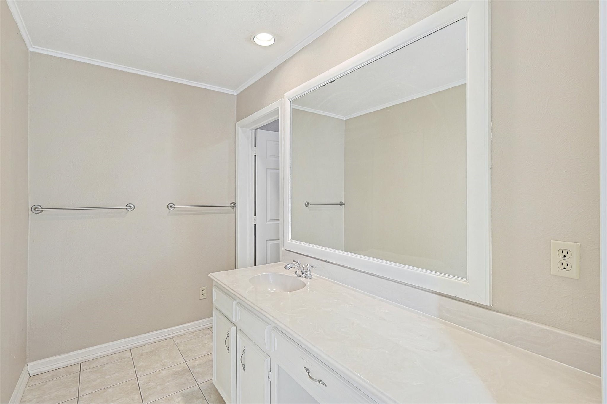 6104 Saddle Ridge Court