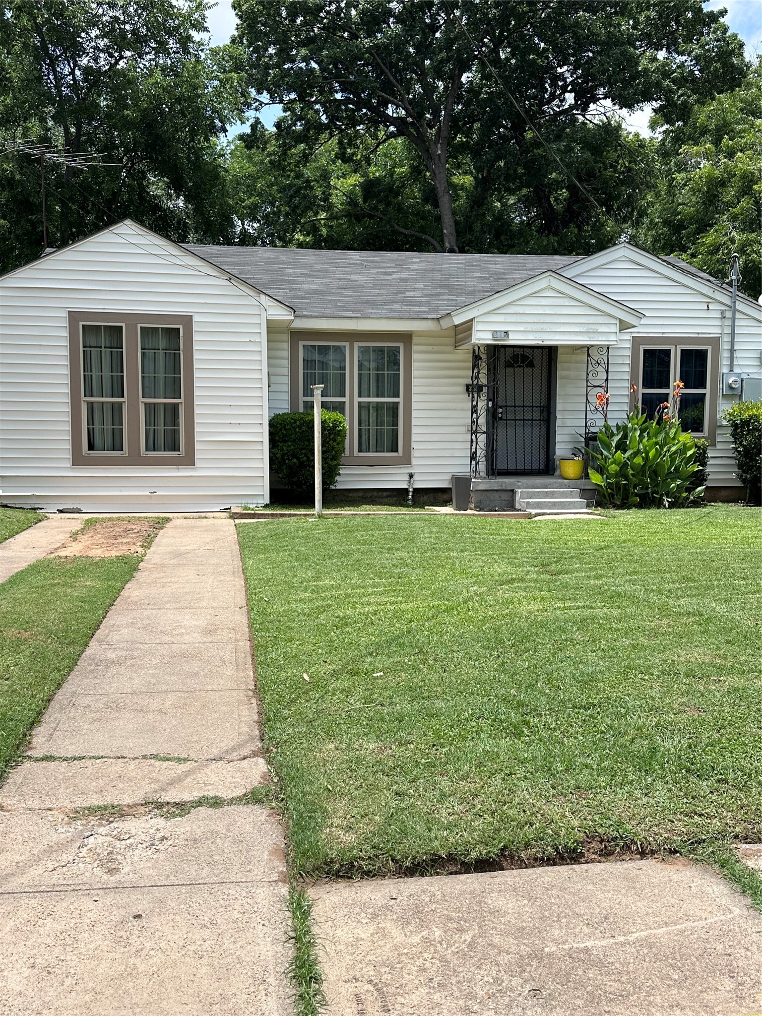 3115 Bertrand Avenue