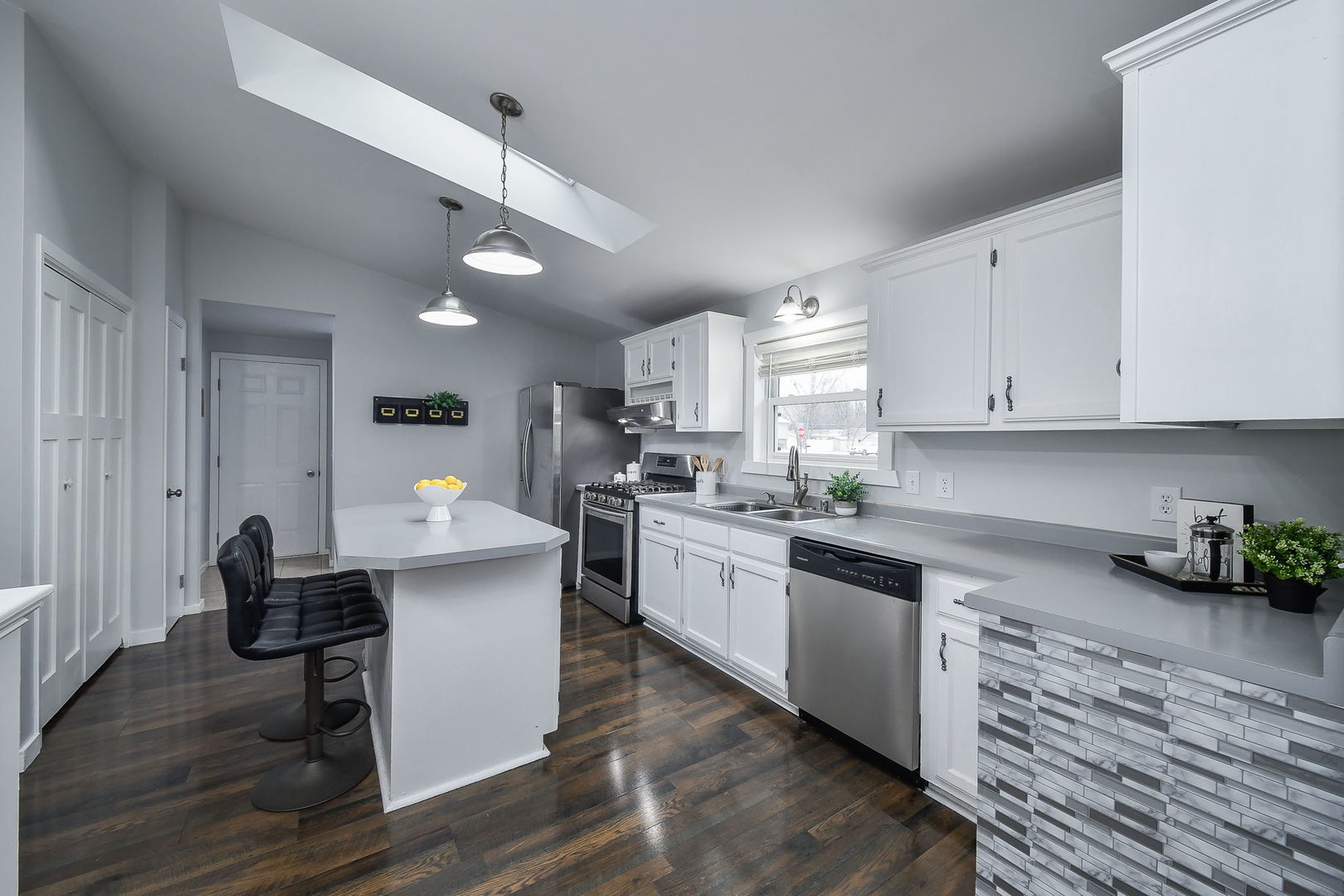91 W Susan Avenue