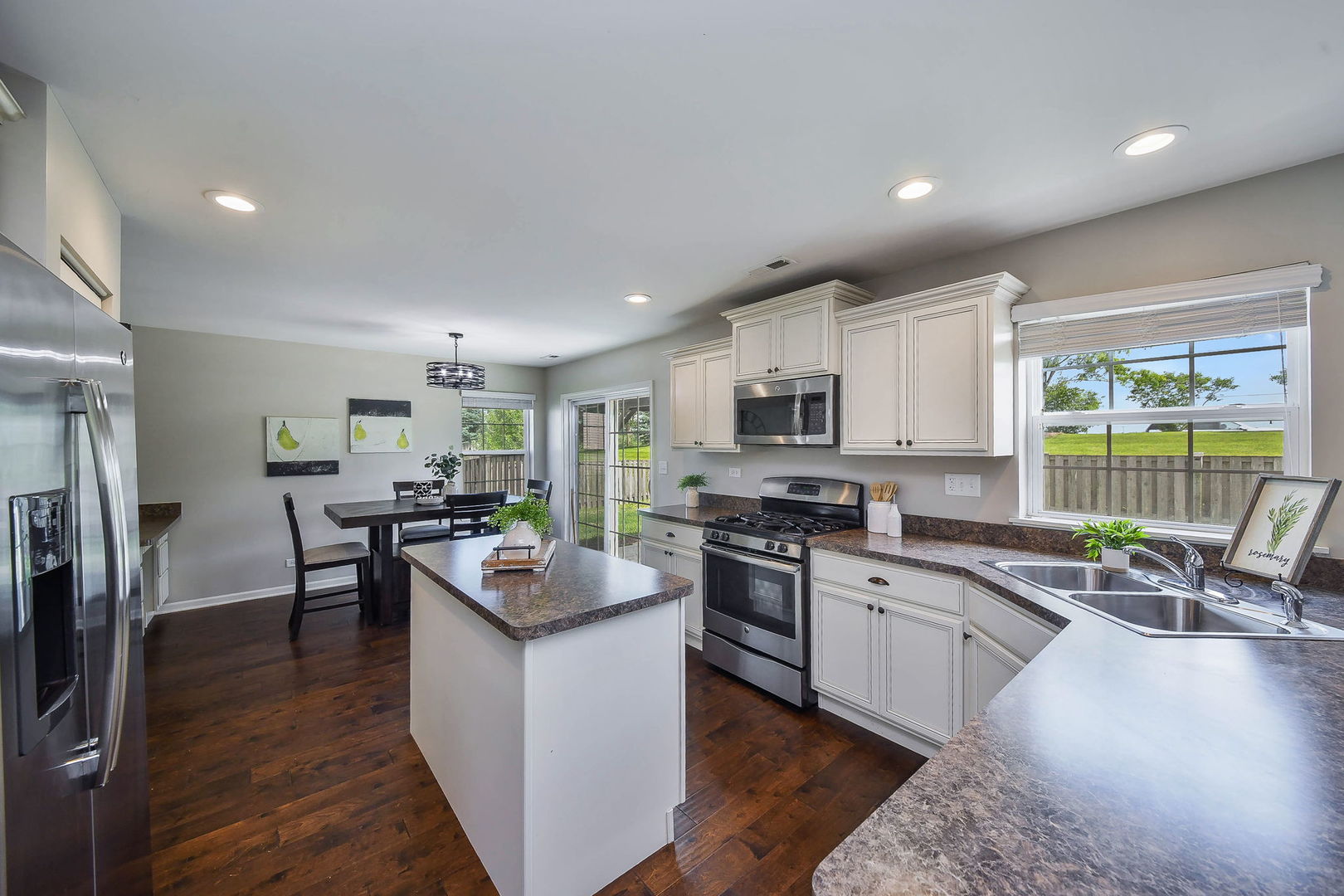 105 CATAMARAN Circle