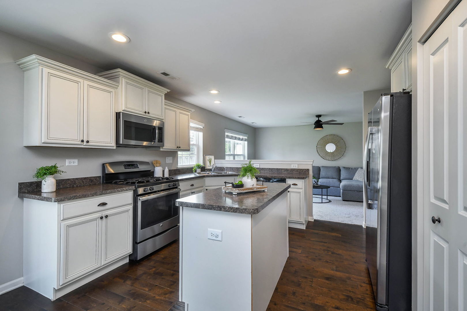 105 CATAMARAN Circle