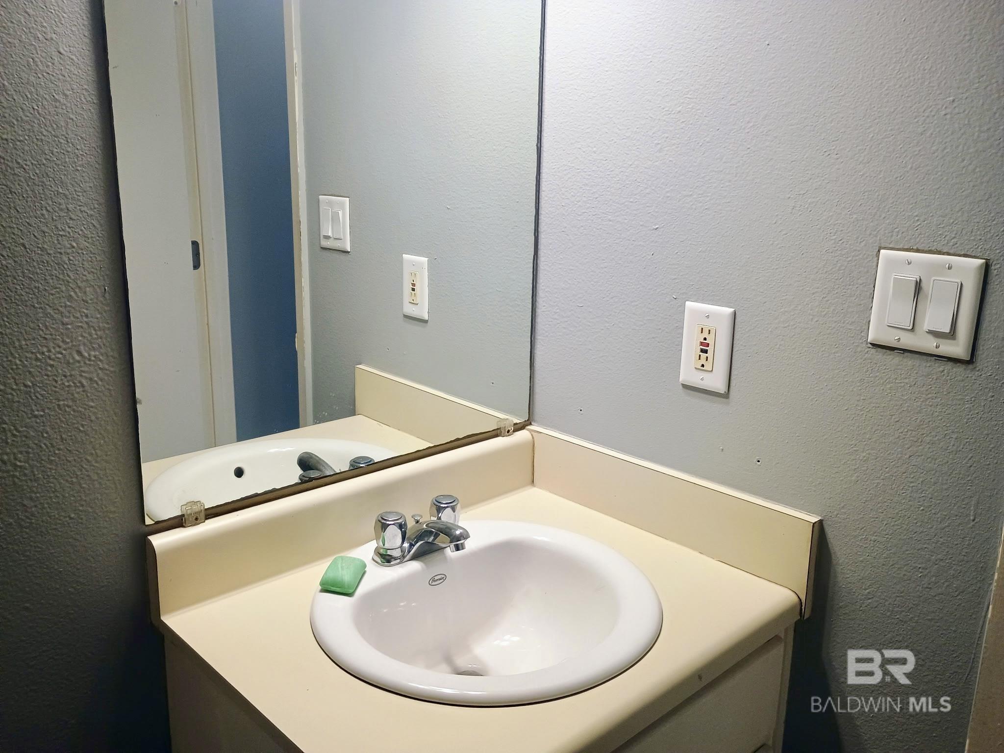 403 E Underwood Street