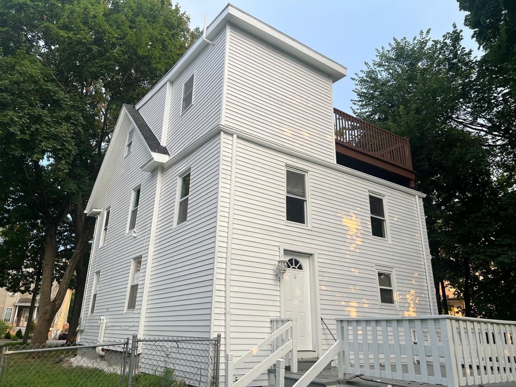 11 River St