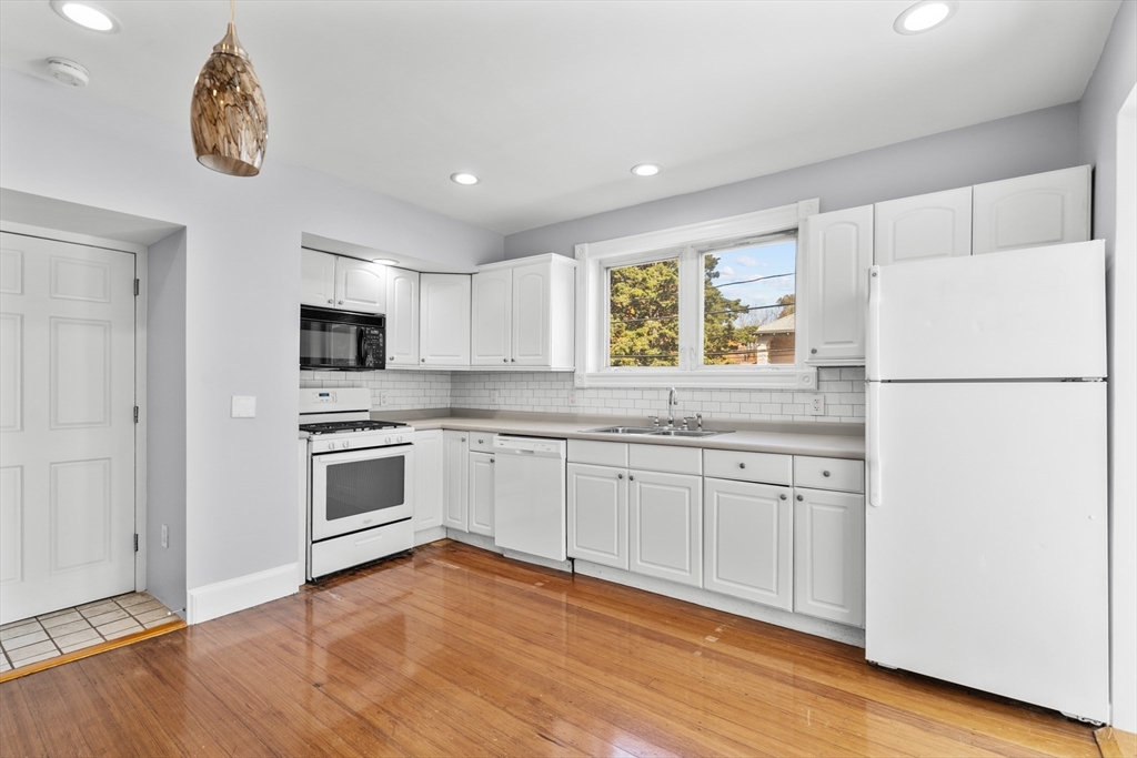 52 Selwyn St # 1