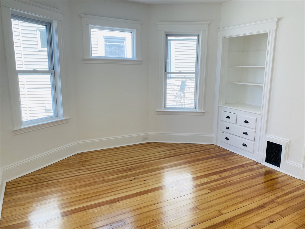 17 Rowell St # 1