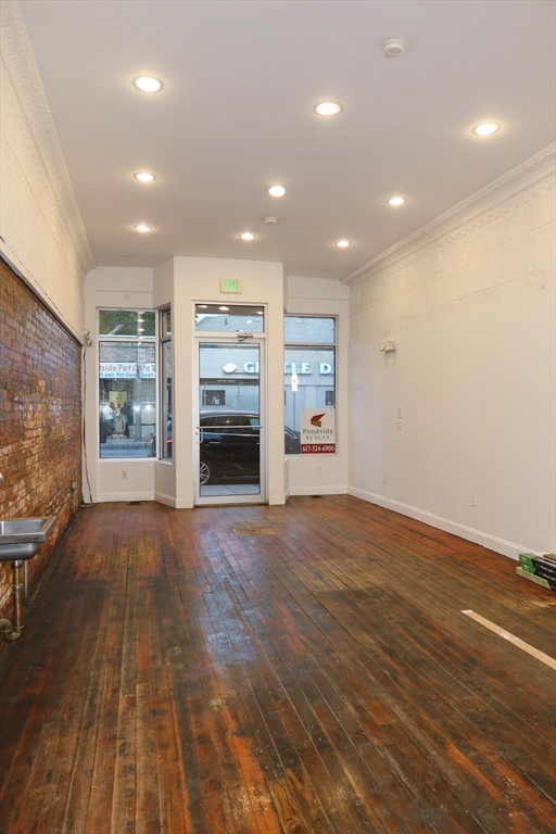 613 Centre St
