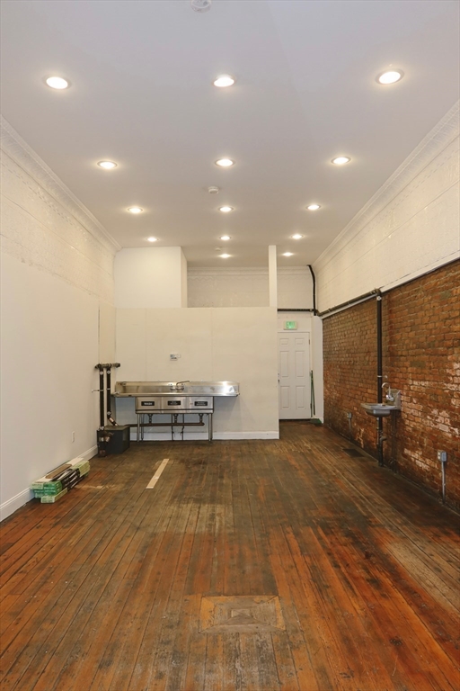 613 Centre St