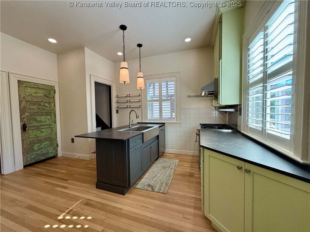 1565 Quarrier Street