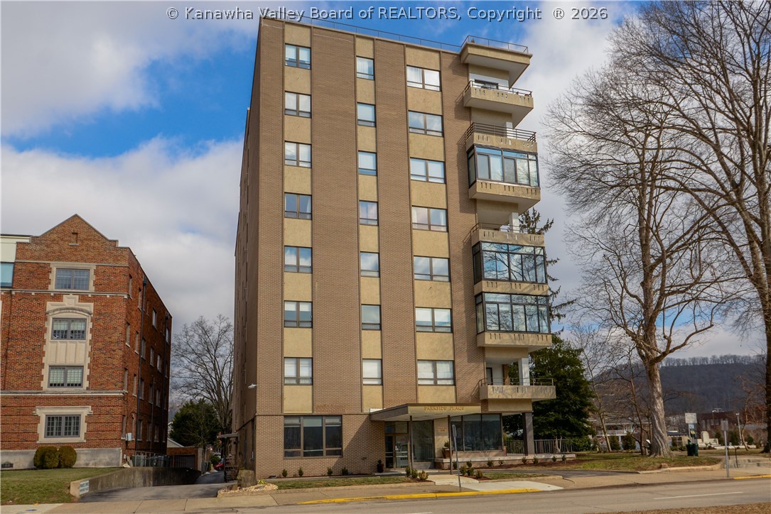1578 Kanawha Boulevard E 8B