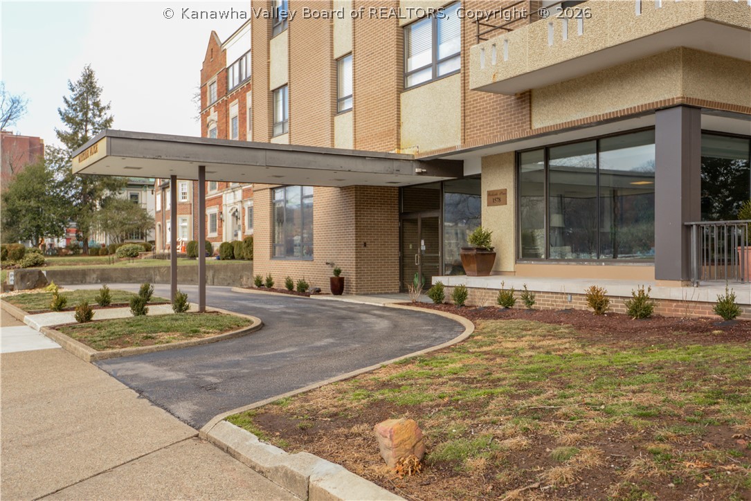 1578 Kanawha Boulevard E 8B