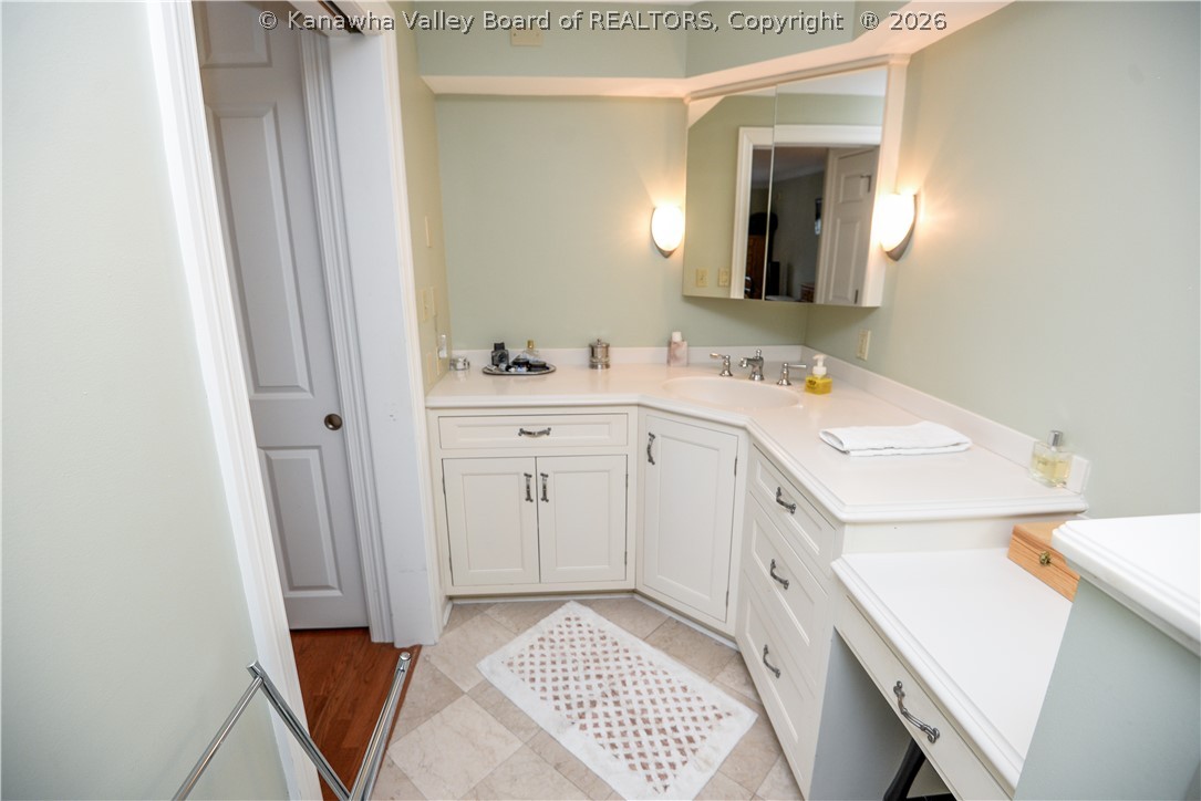 1578 Kanawha Boulevard E 8B