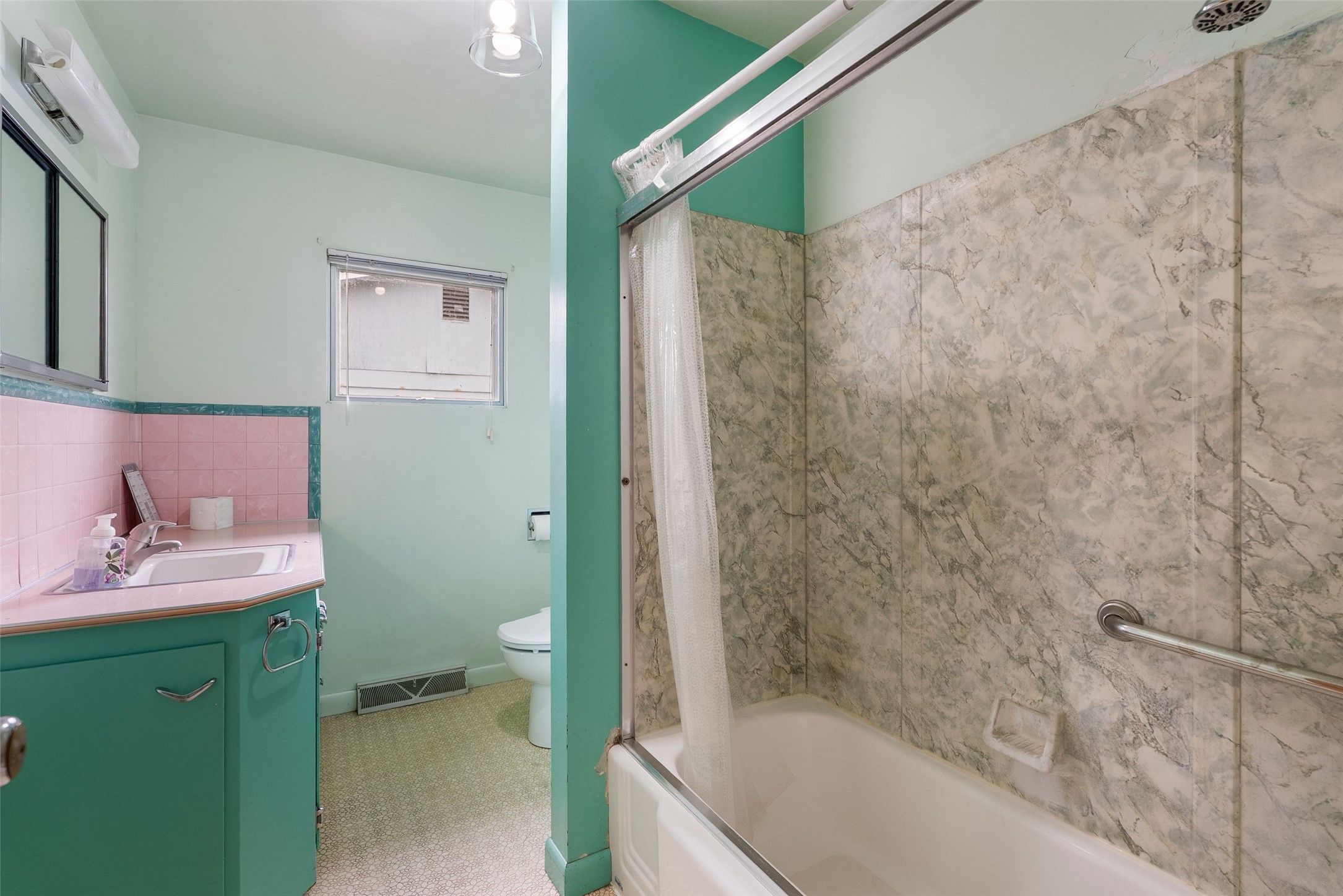 2225 S 8th Street W