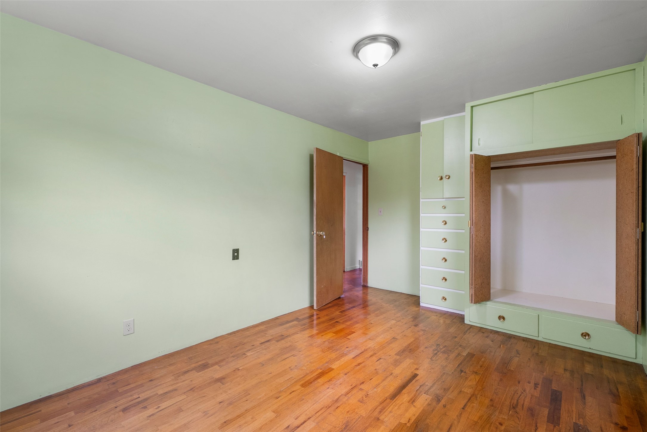 2225 S 8th Street W