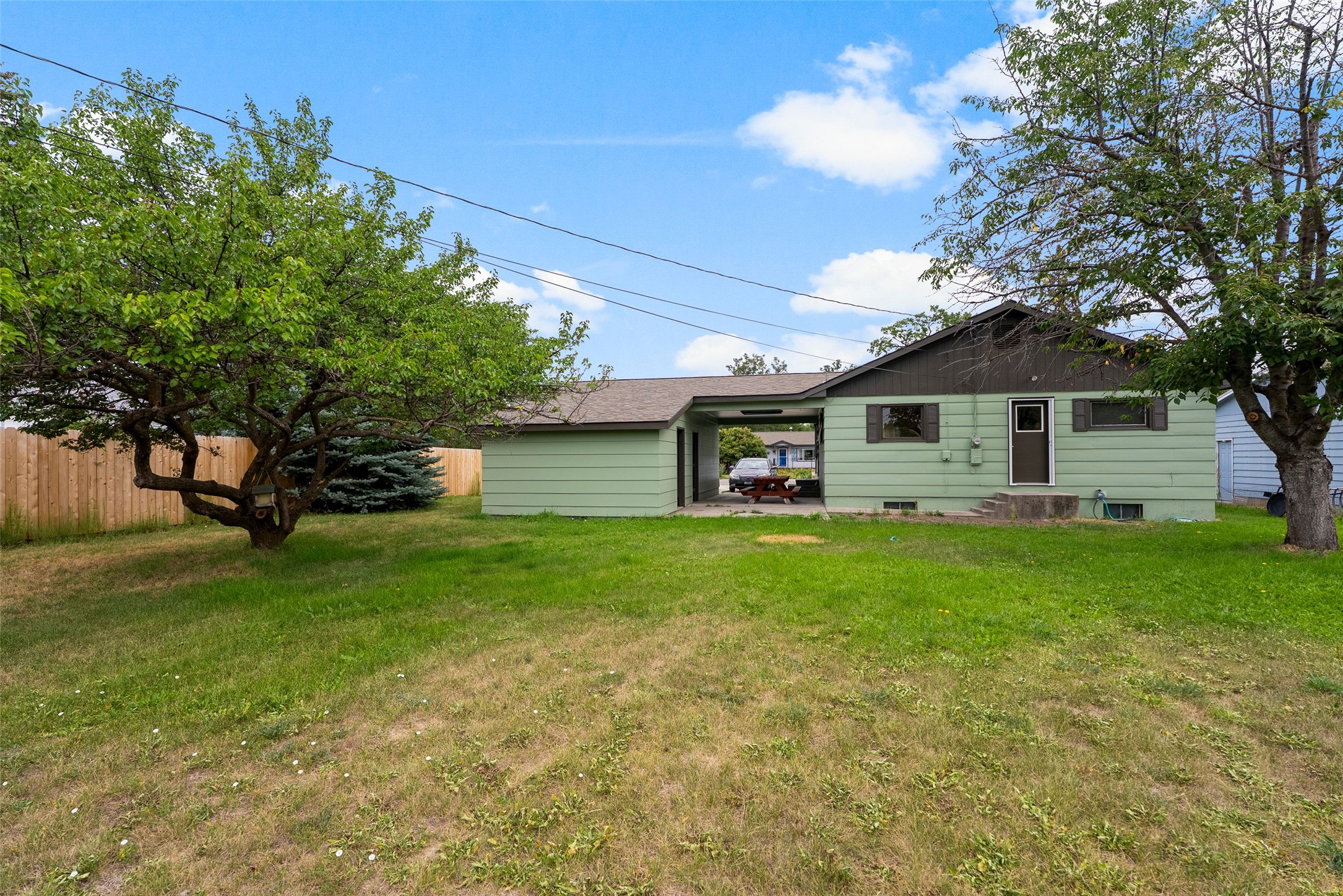 2225 S 8th Street W