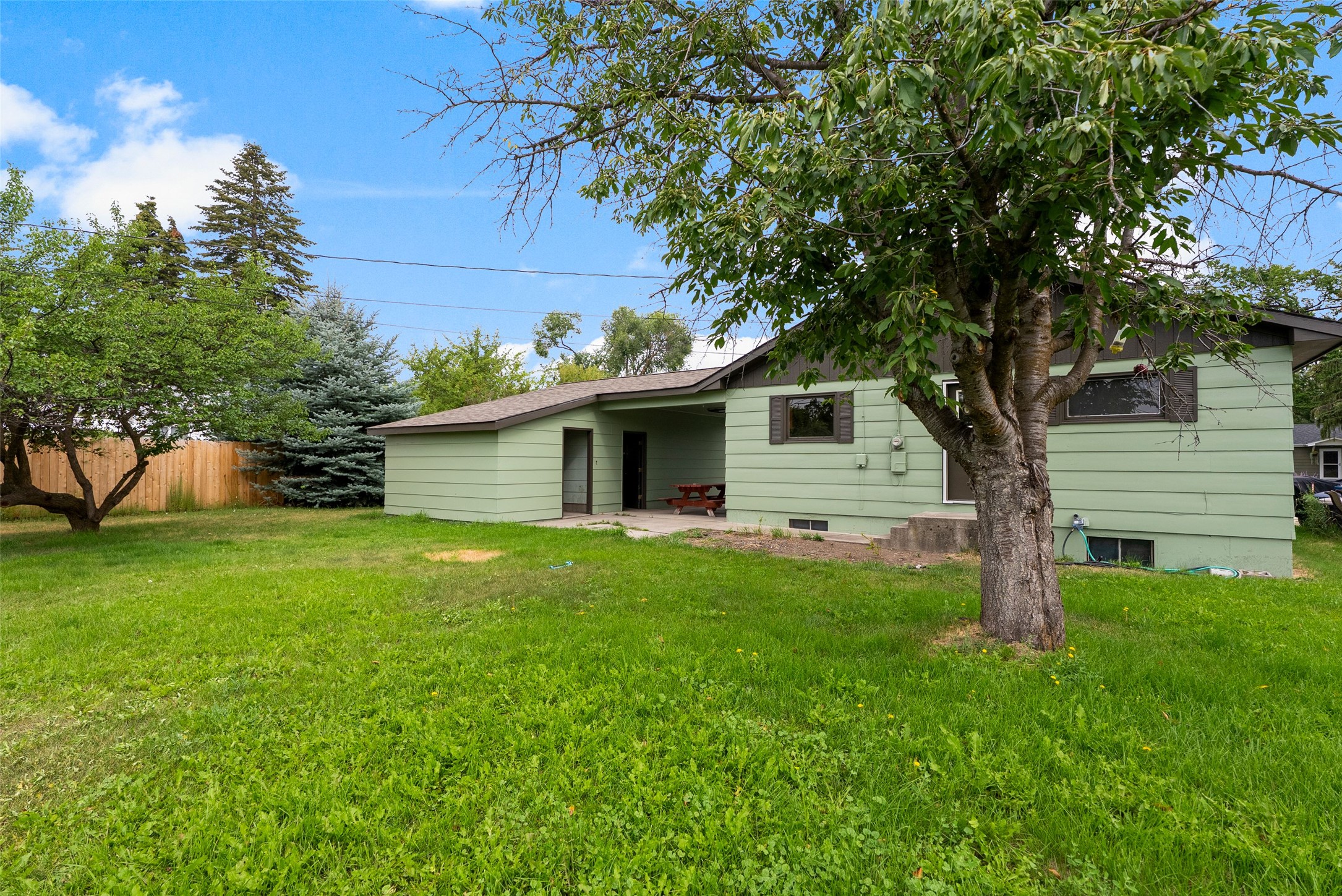 2225 S 8th Street W