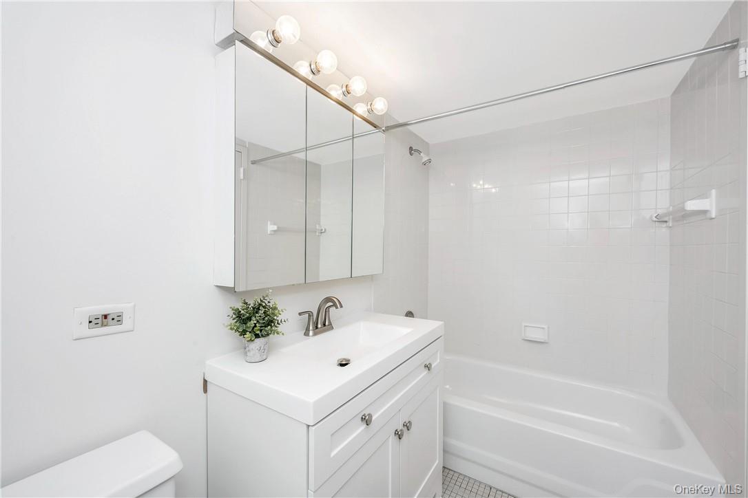 1 Landmark Square Unit: 416