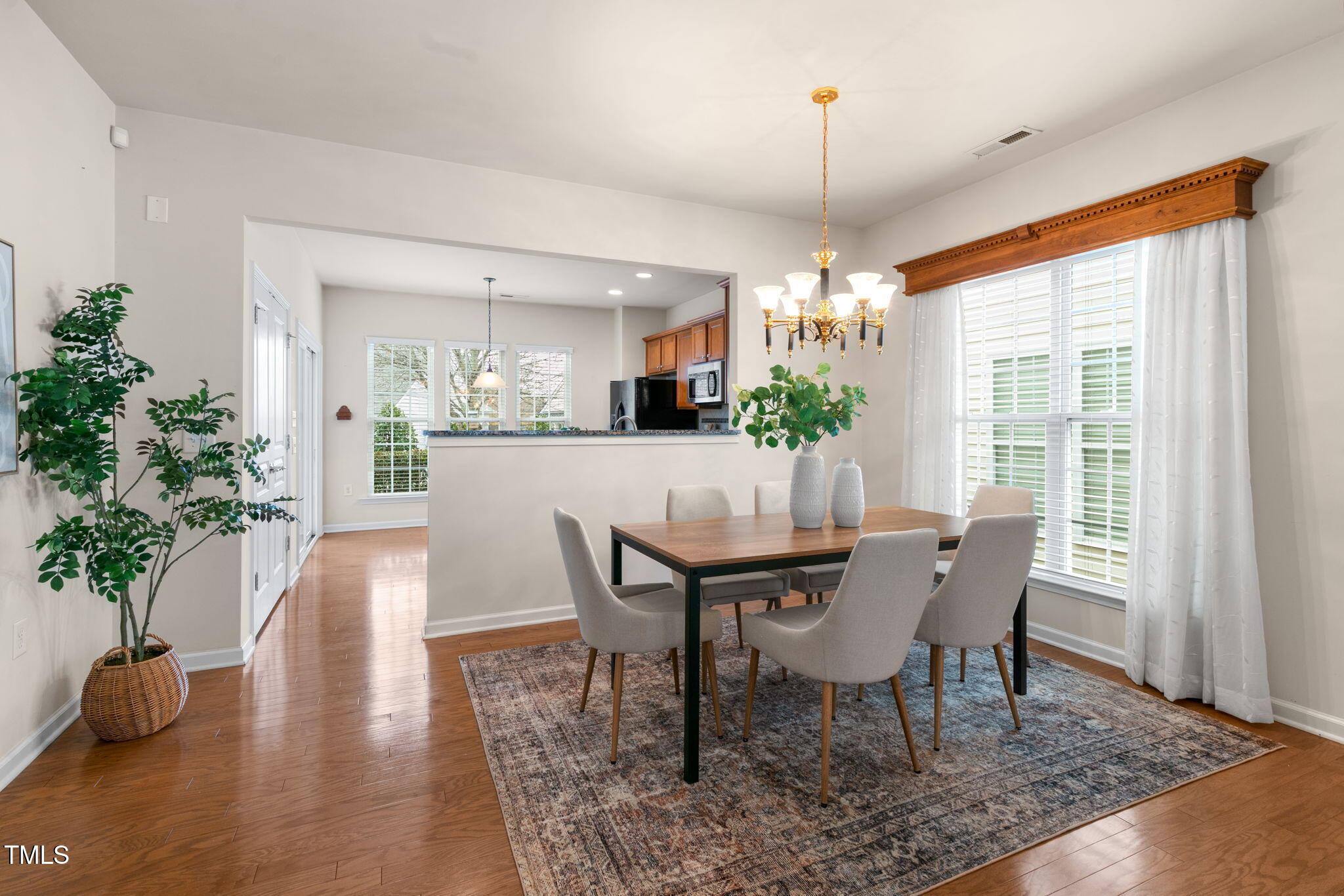 569 Tomkins Loop