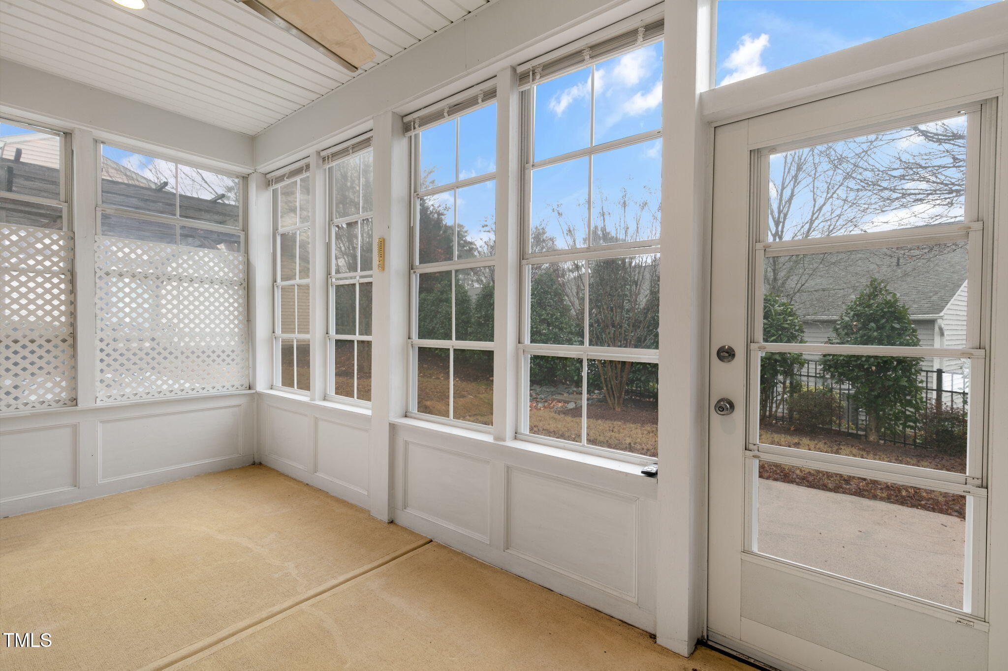 569 Tomkins Loop