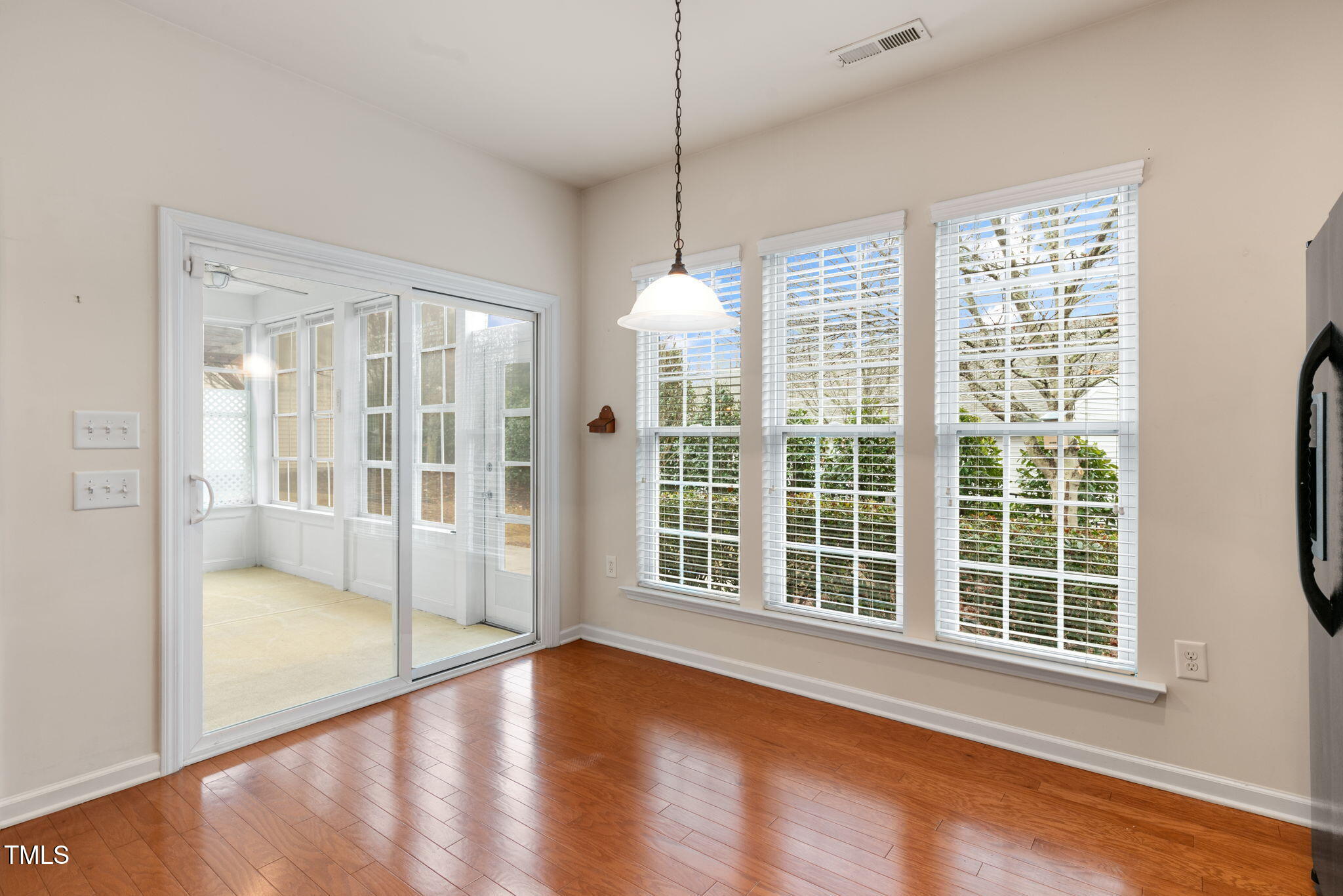 569 Tomkins Loop