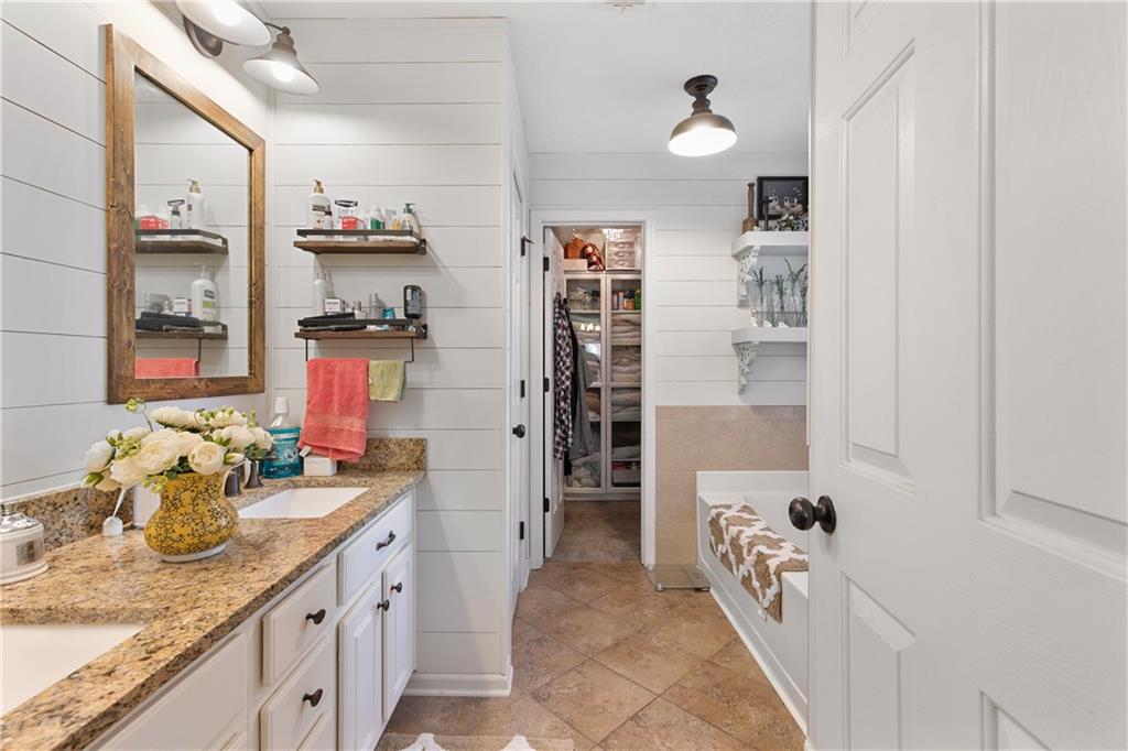 5523 AMBER COVE Way