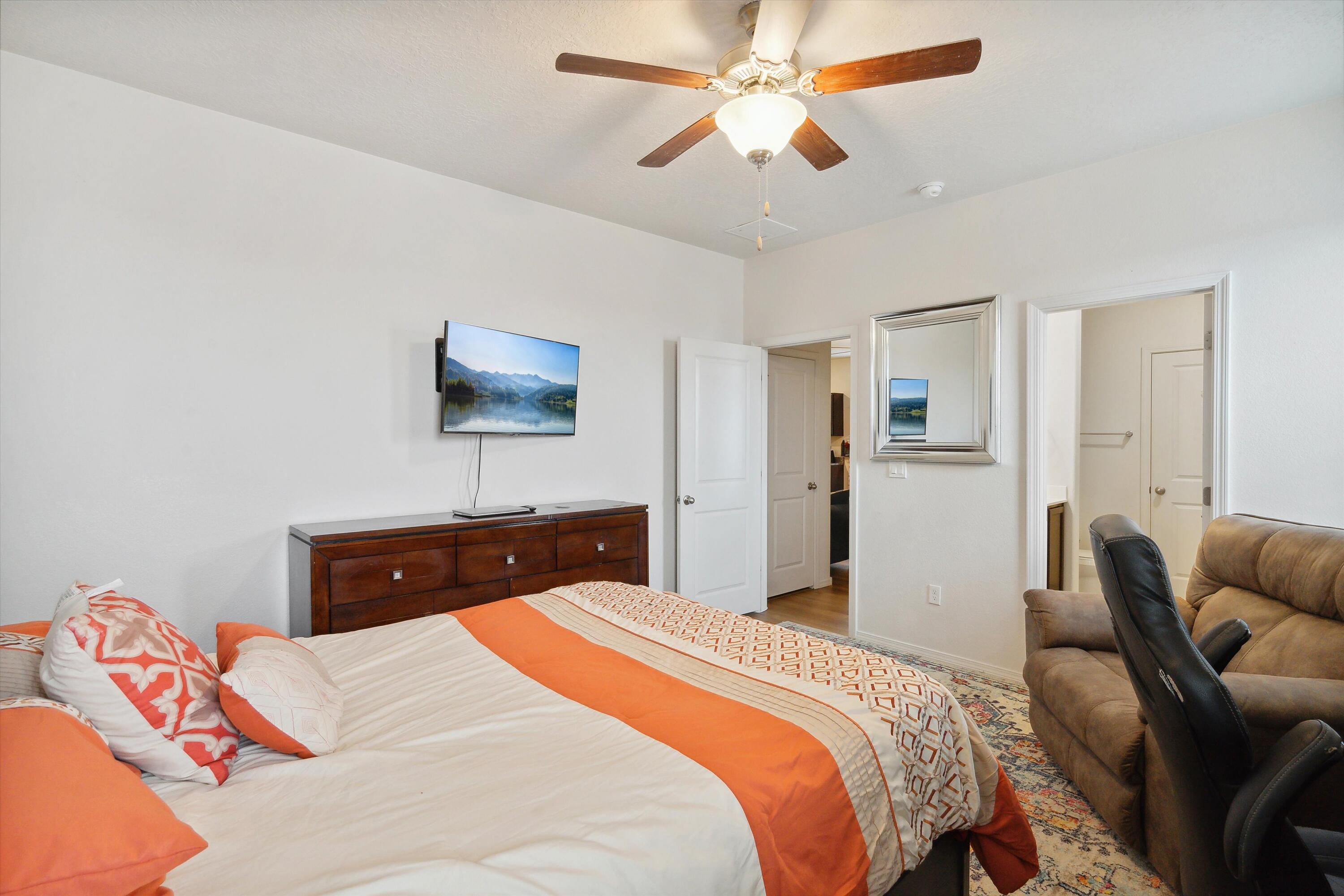 1810 Goldenflare Loop NE
