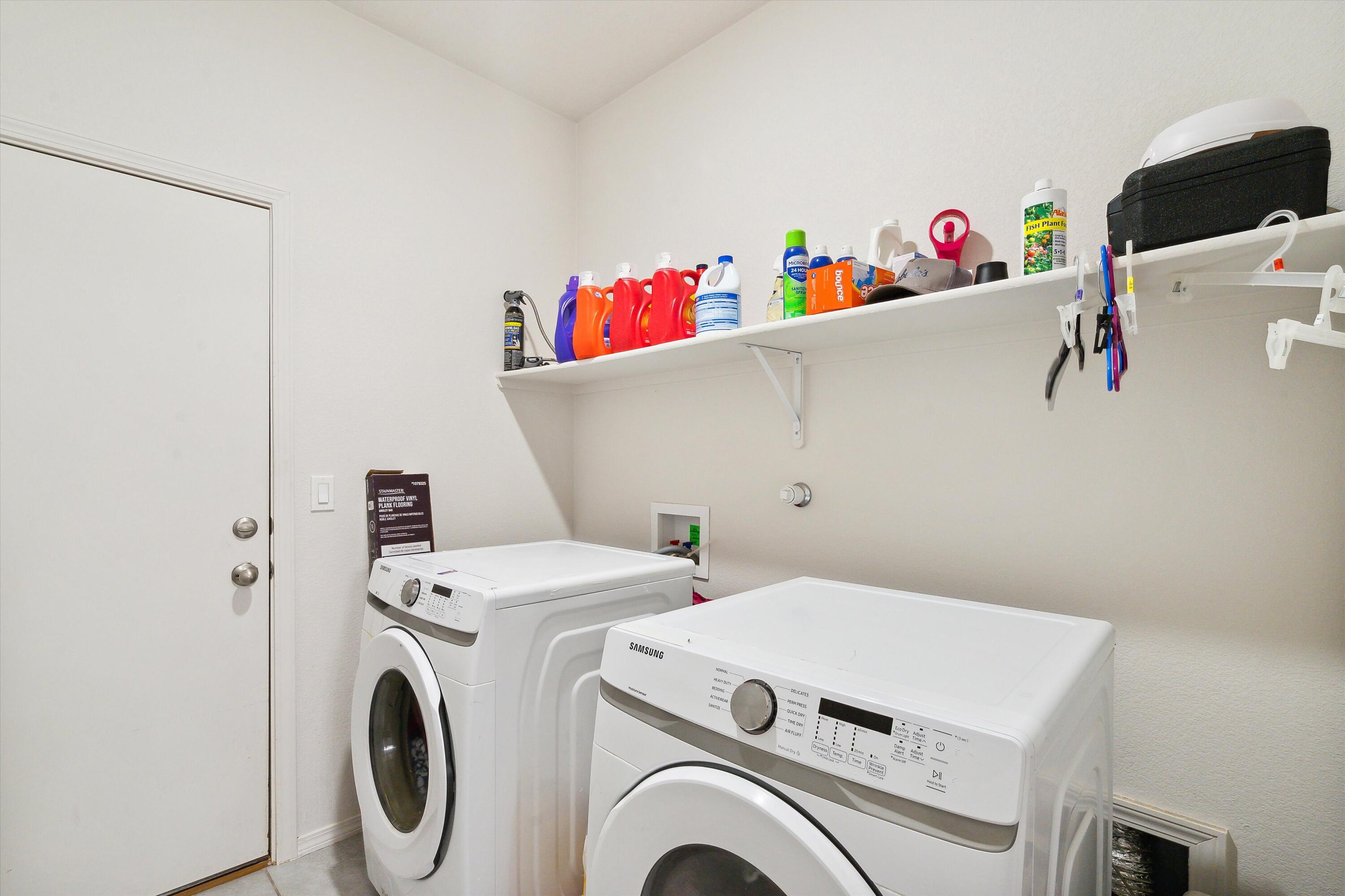 1810 Goldenflare Loop NE