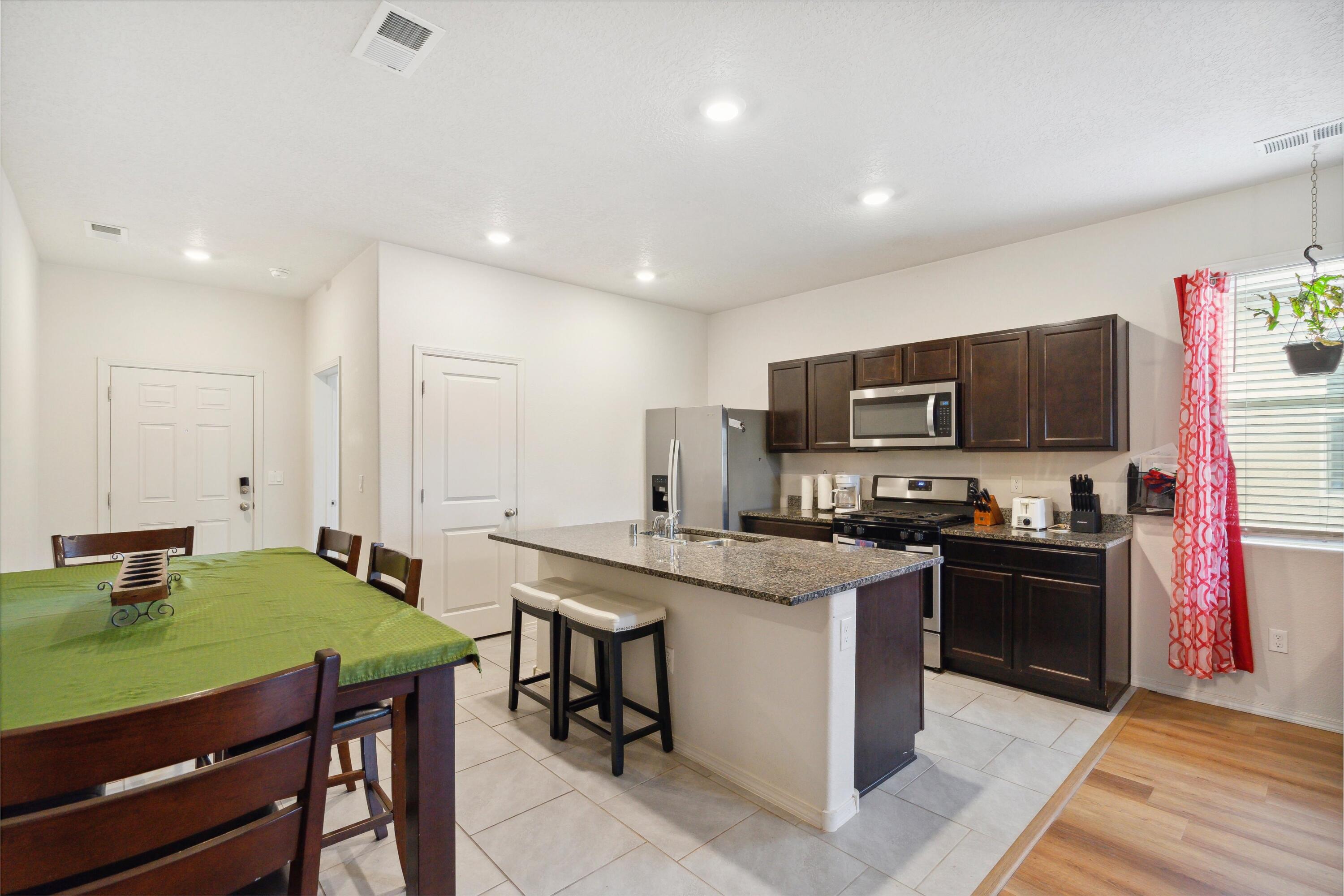 1810 Goldenflare Loop NE