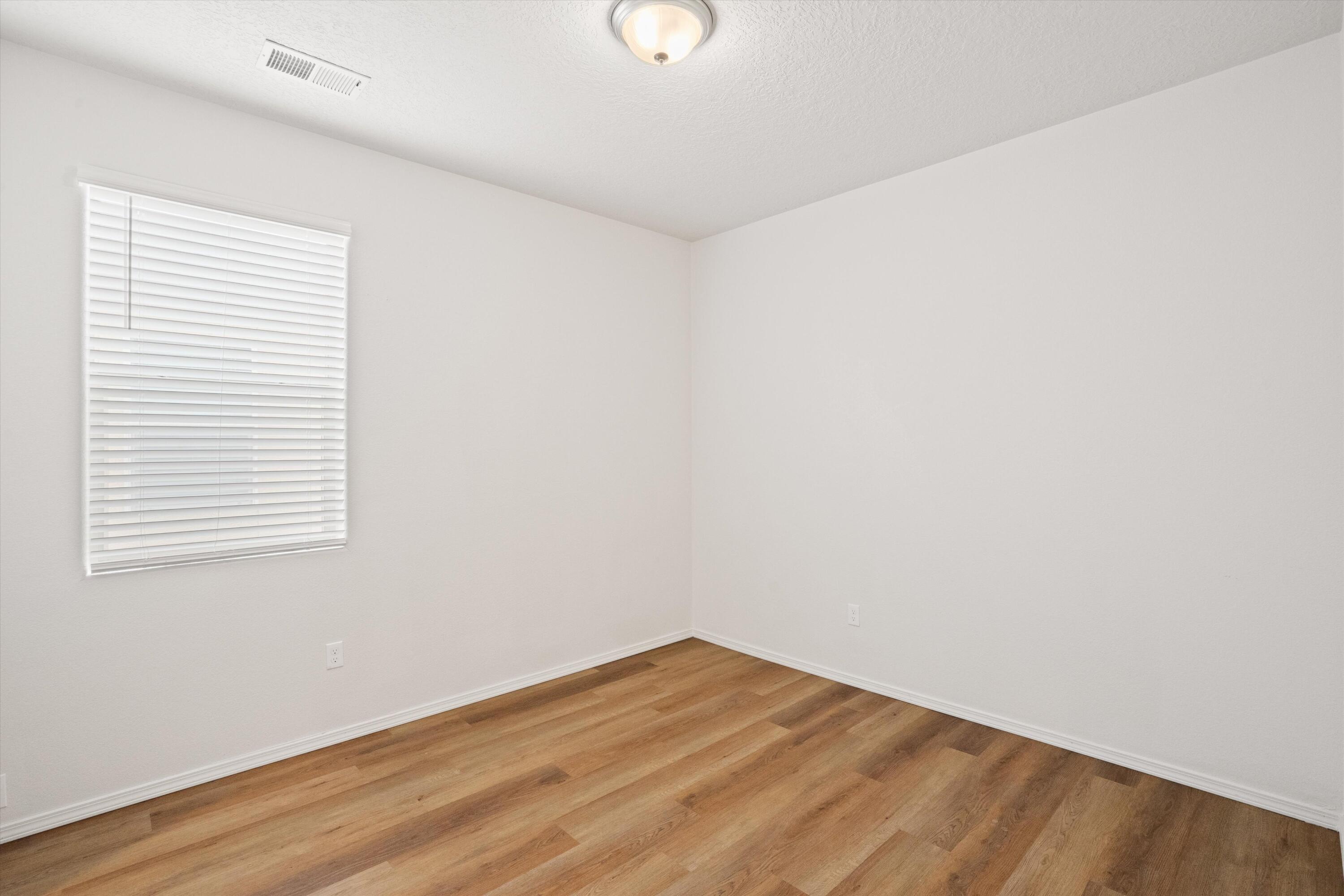 1810 Goldenflare Loop NE