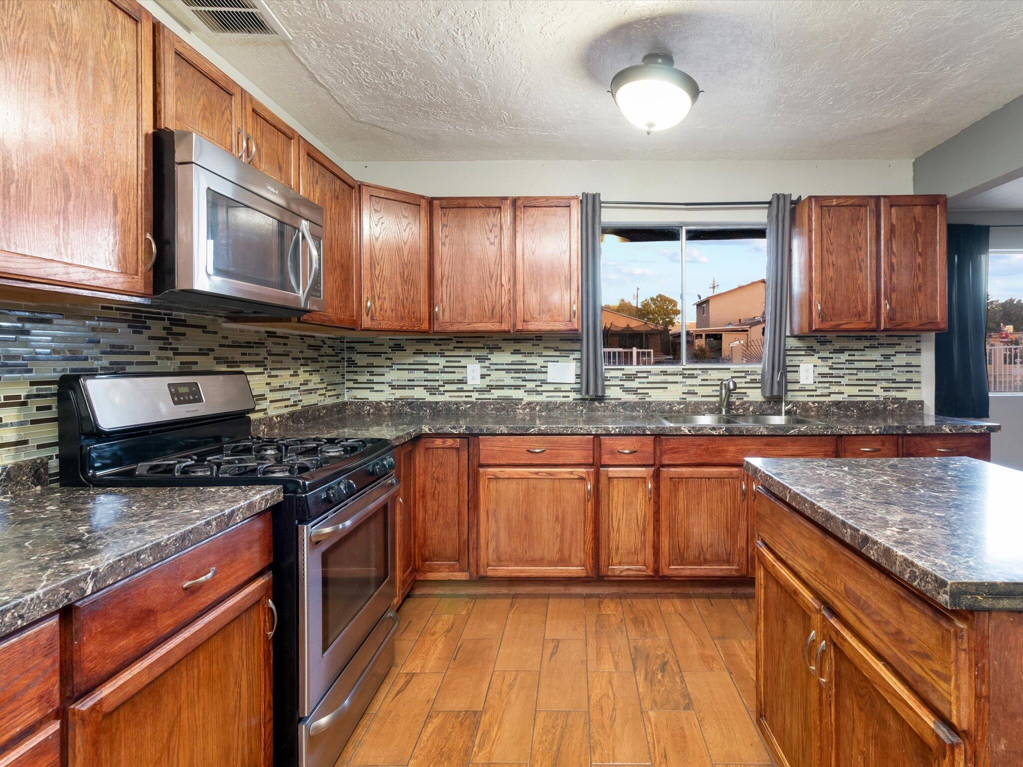 205 GLORIETA Street NE