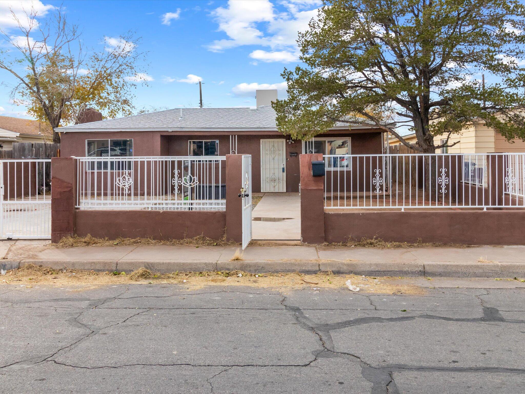 205 GLORIETA Street NE