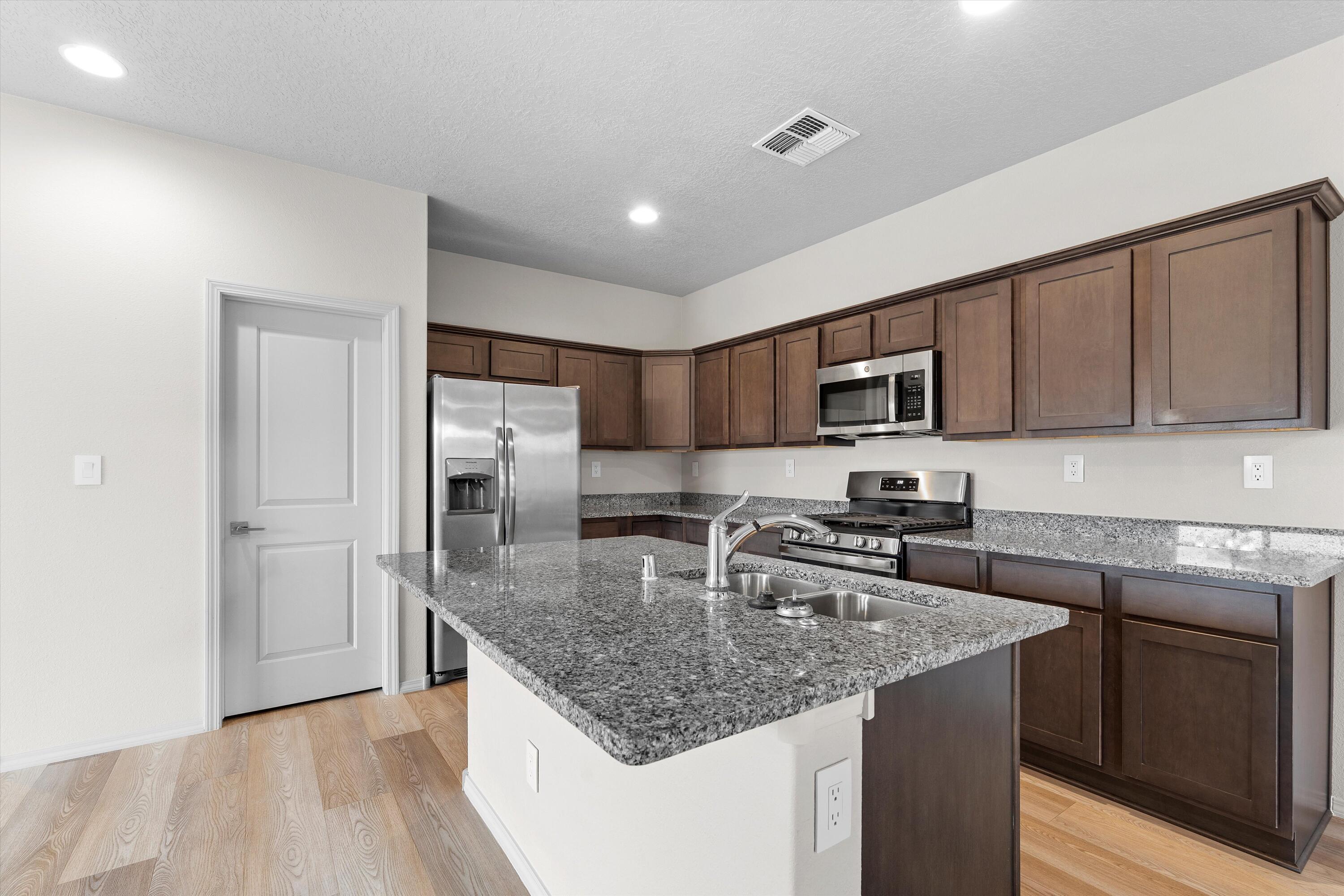 6100 STRAND Loop SE