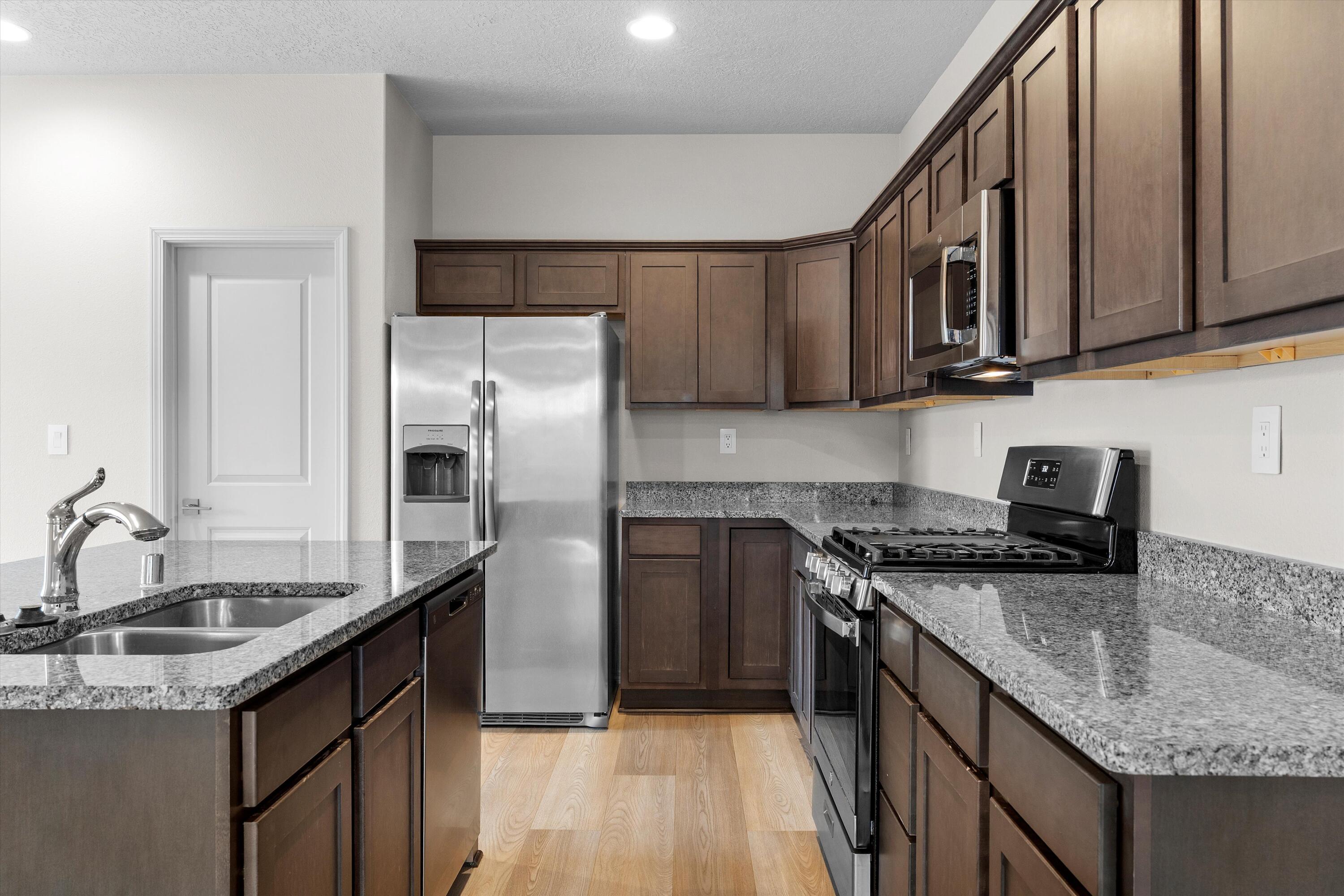 6100 STRAND Loop SE