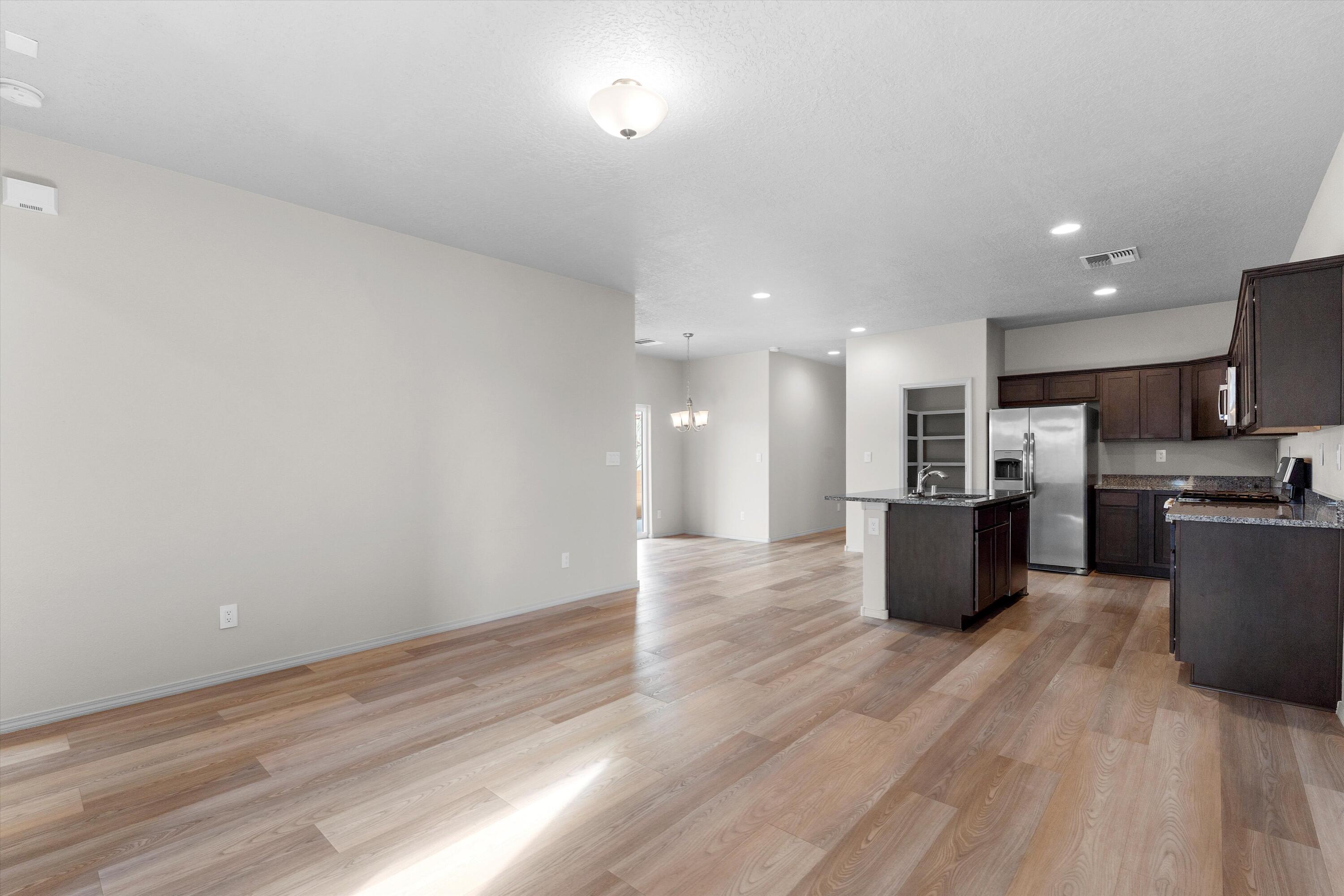 6100 STRAND Loop SE