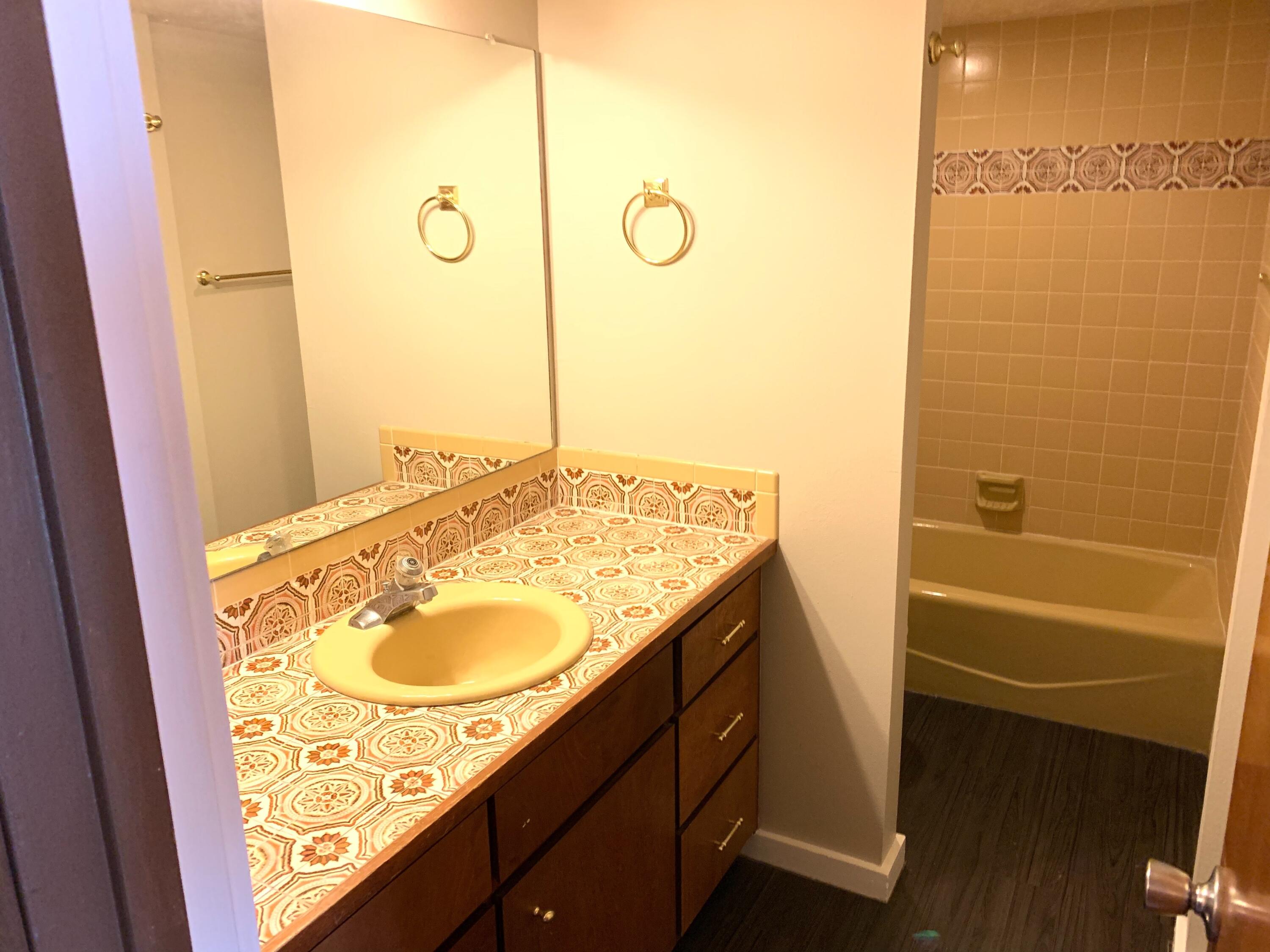 720 TRAMWAY Lane NE 11