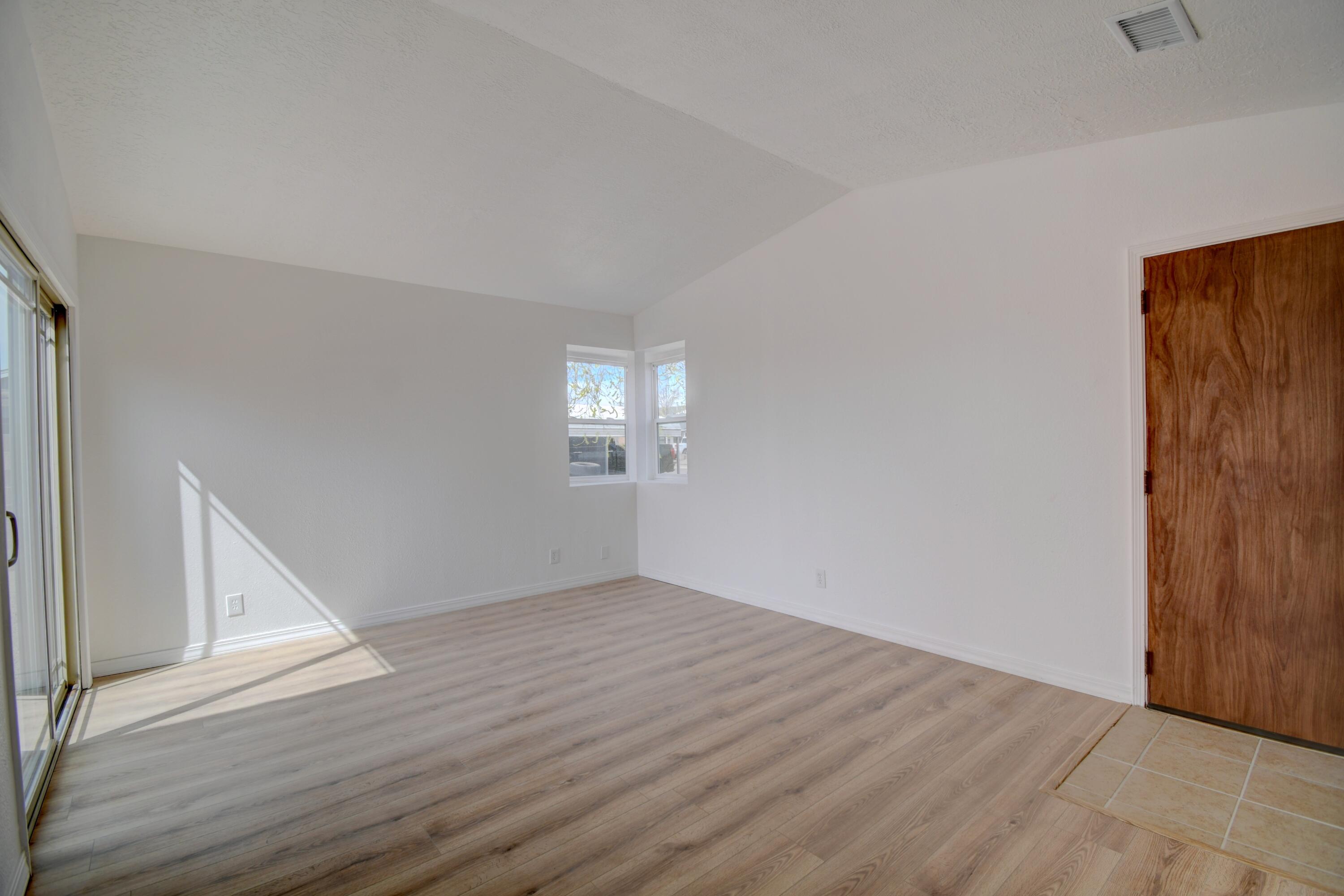 4542 ZIRCONIA Drive NE