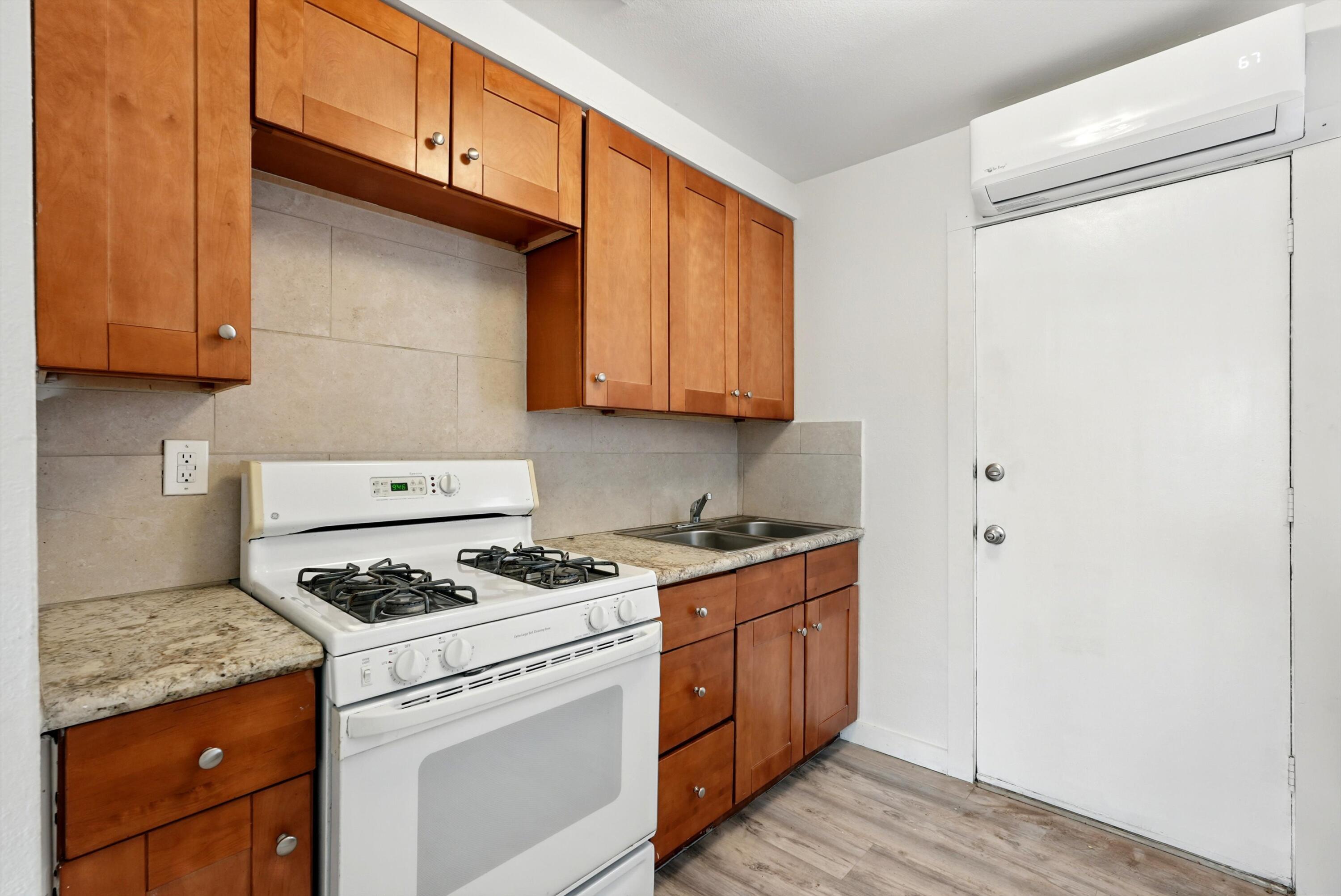 536 ALCAZAR Street SE A&B