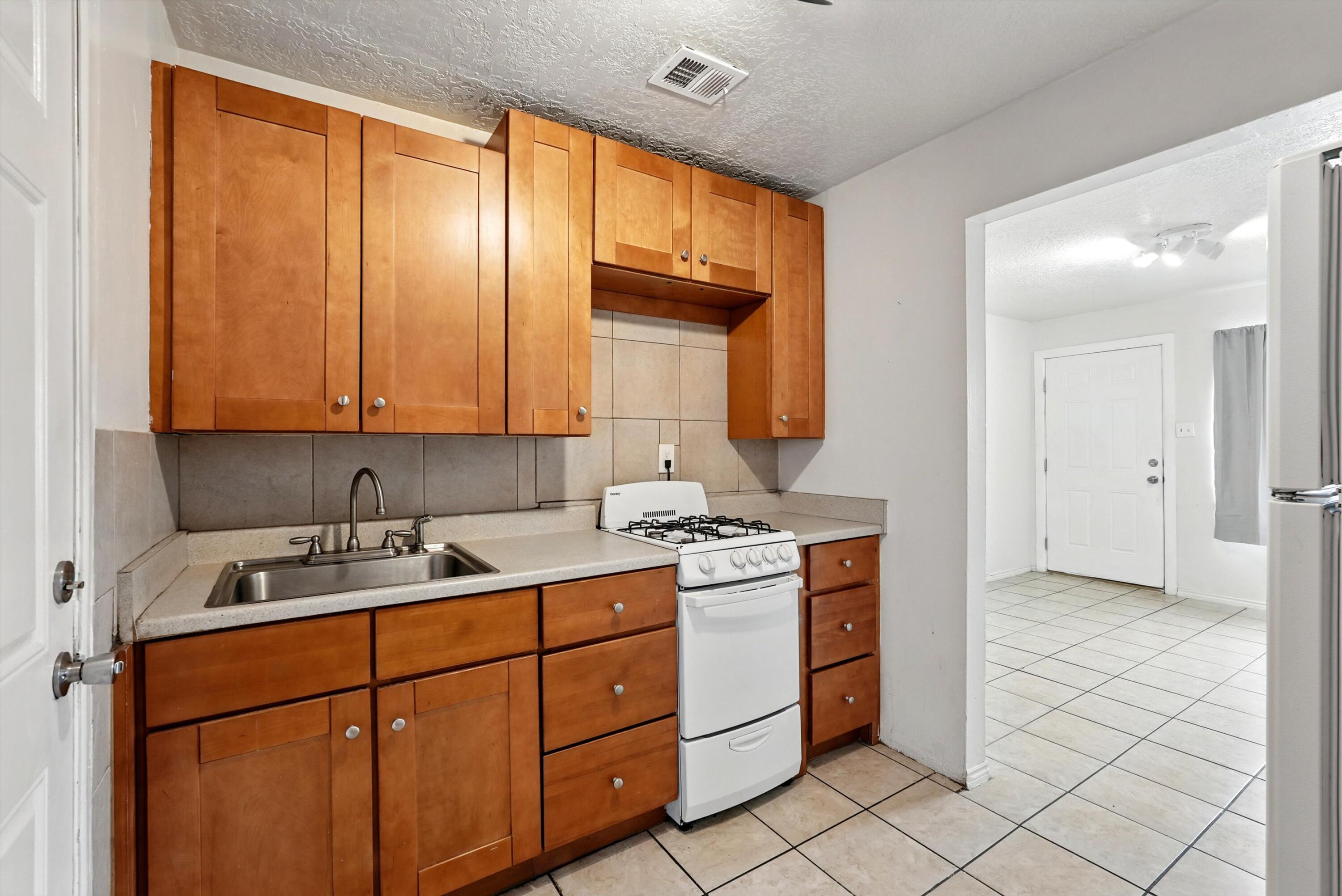 536 ALCAZAR Street SE A&B