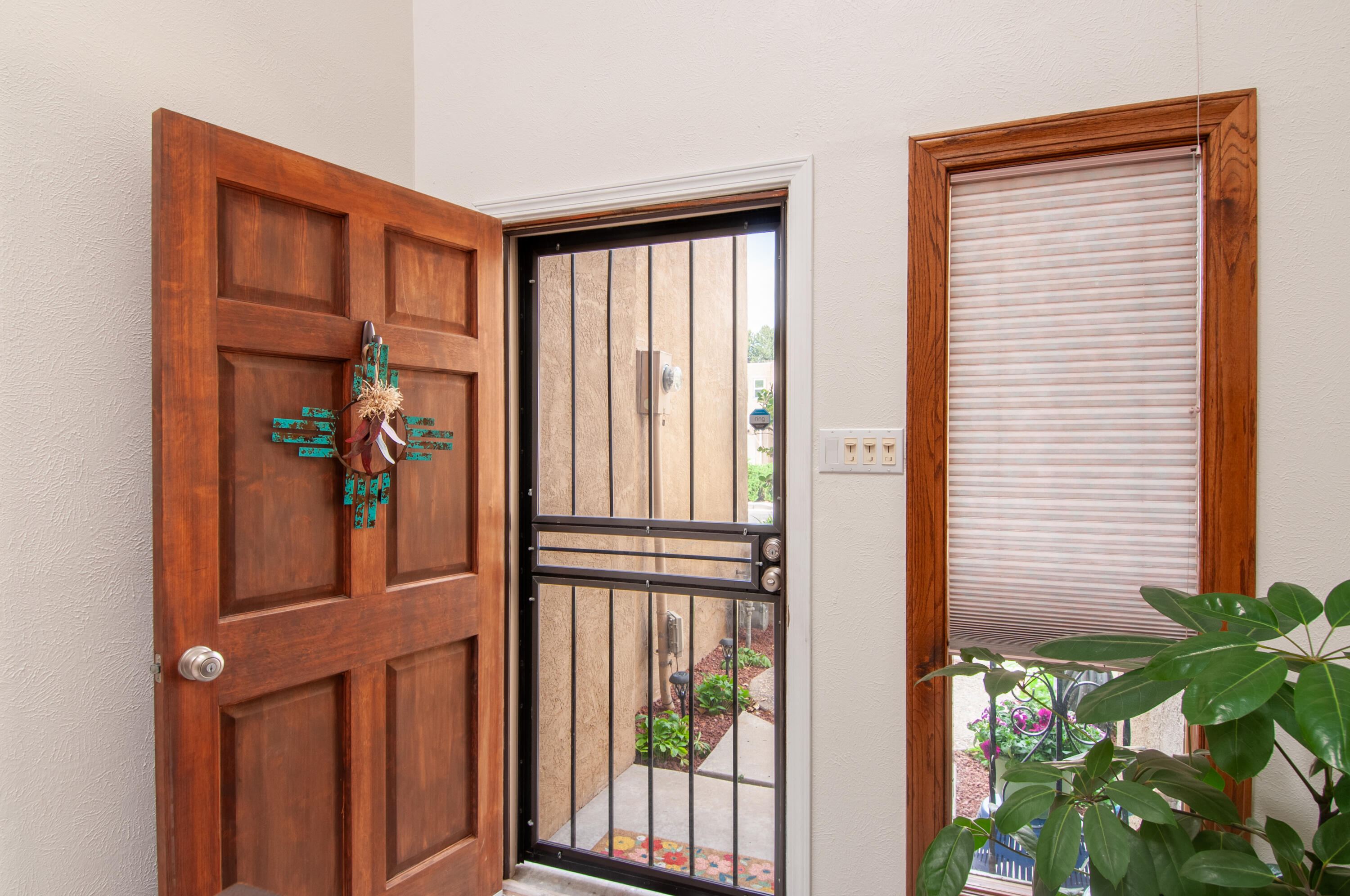 6820 LOS TRECHOS Court NE