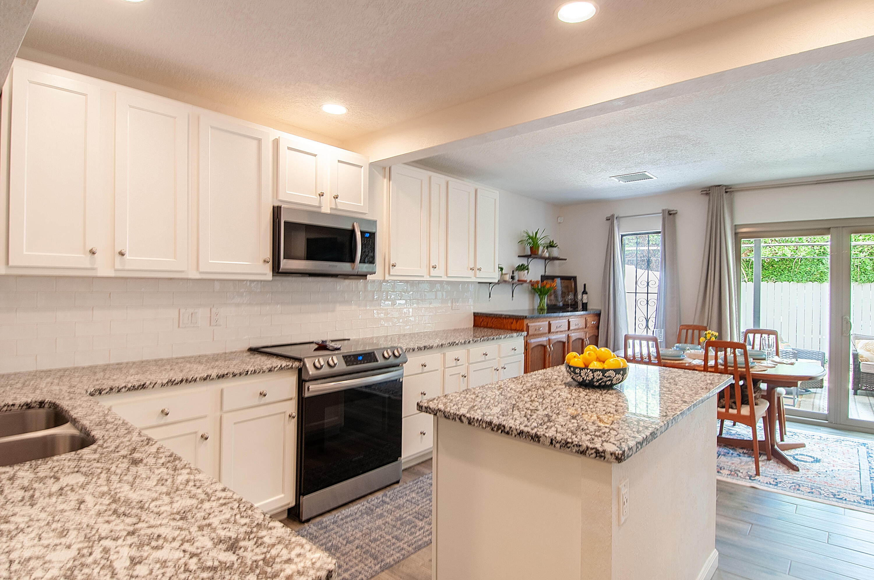 6820 LOS TRECHOS Court NE